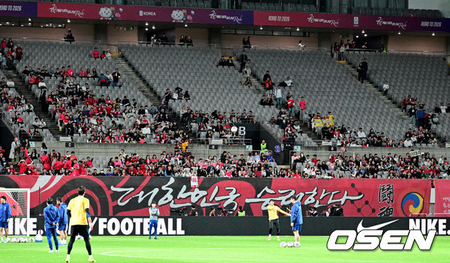 [OSEN=서울월드컵경기장, 지형준 기자]홍명보 감독이 이끄는 대한민국 대표팀과 파라과이의 A매치 평가전이 14일 오후 서울월드컵경기장에서 열렸다.'남미 강호' 파라과이는 지난 10일 일본 원정에서 2-2 무승부를 거두고 온 팀이다. 이번 경기는 홍명보호의 2026 북중미 월드컵 포트 배정을 두고도 중요한 일전이다. 현재 한국은 오스트리아, 호주, 에콰도르와 치열한 포트 2 막차 경쟁을 벌이고 있다.경기 개시 30분 정도 앞둔 시점에 관중석이 절반 가까이 비어 있다. 2025.10.14. /jpnews@osen.co.kr