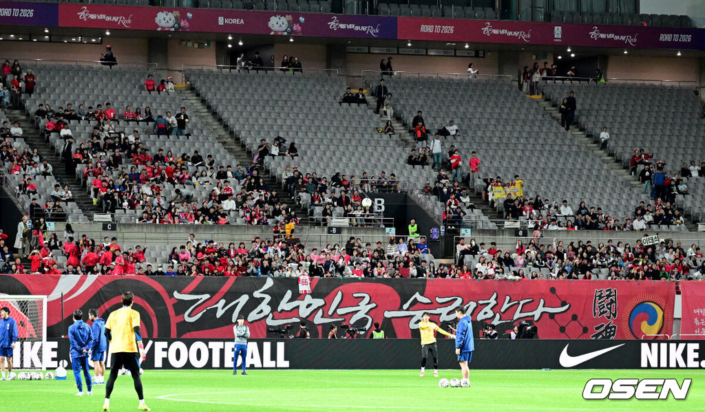 홍명보 감독이 이끄는 대한민국 대표팀과 파라과이의 A매치 평가전이 14일 오후 서울월드컵경기장에서 열렸다.'남미 강호' 파라과이는 지난 10일 일본 원정에서 2-2 무승부를 거두고 온 팀이다. 이번 경기는 홍명보호의 2026 북중미 월드컵 포트 배정을 두고도 중요한 일전이다. 현재 한국은 오스트리아, 호주, 에콰도르와 치열한 포트 2 막차 경쟁을 벌이고 있다.경기 개시 30분 정도 앞둔 시점에 관중석이 절반 가까이 비어 있다. 2025.10.14. /jpnews@osen.co.kr