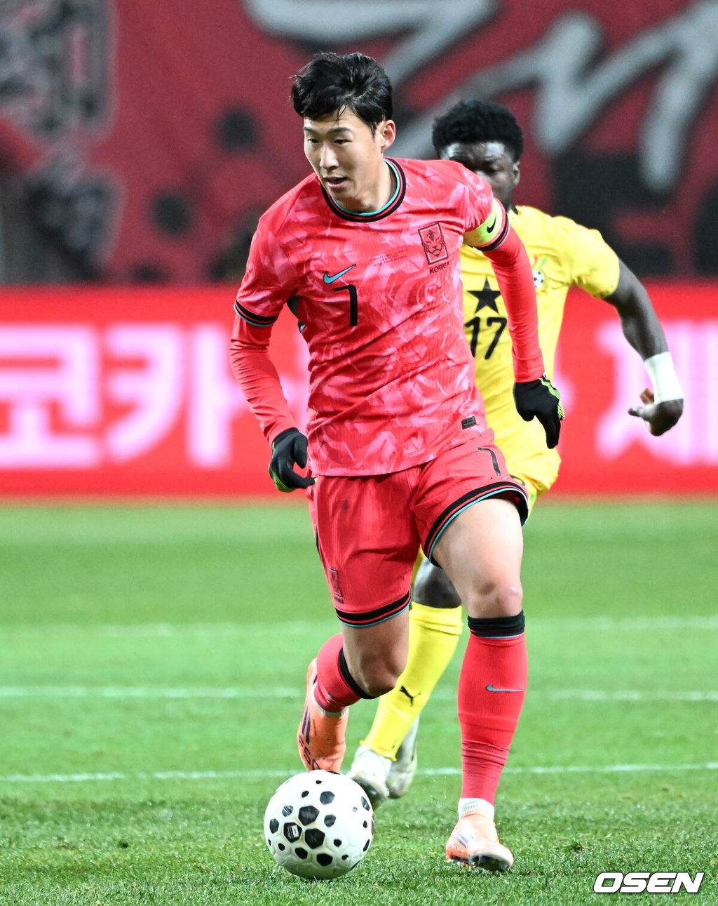 홍명보 감독이 이끄는 대한민국 축구대표팀이 18일 오후 서울월드컵경기장에서 아프리카 강호 가나와 평가전을 가졌다.홍명보호의 2025년의 끝을 장식할 경기다. 내달 2026 국제축구연맹(FIFA) 북중미 월드컵 조 추첨을 앞두고 열리는 마지막 평가전이기도 하다. 현재 한국은 가나전 결과와 상관없이 사실상 월드컵 포트 2가 확정된 상태다. 아프리카 예선을 뚫고 북중미행에 성공한 가나는 FIFA 랭킹 73위다. 22위 한국보다는 51계단 낮다. 하지만 통산 전적에서 4승 3패로 한국보다 우위다. 전반 대한민국 손흥민이 드리블 돌파를 하고 있다. 2025.11.18 /sunday@osen.co.kr