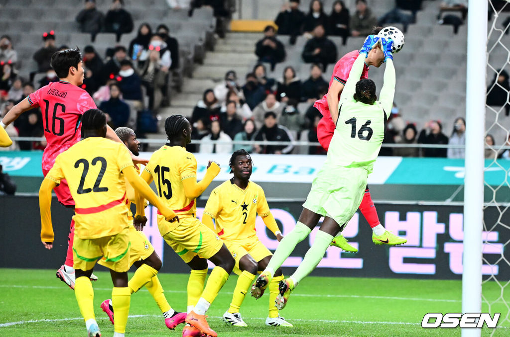 홍명보 감독이 이끄는 대한민국 축구대표팀이 18일 오후 서울월드컵경기장에서 아프리카 강호 가나와 평가전을 가졌다.홍명보호의 2025년의 끝을 장식할 경기다. 내달 2026 국제축구연맹(FIFA) 북중미 월드컵 조 추첨을 앞두고 열리는 마지막 평가전이기도 하다. 현재 한국은 가나전 결과와 상관없이 사실상 월드컵 포트 2가 확정된 상태다. 아프리카 예선을 뚫고 북중미행에 성공한 가나는 FIFA 랭킹 73위다. 22위 한국보다는 51계단 낮다. 하지만 통산 전적에서 4승 3패로 한국보다 우위다. 전반 대한민국 김민재가 헤더슛을 시도하고 있다. 2025.11.18 /jpnews@osen.co.kr