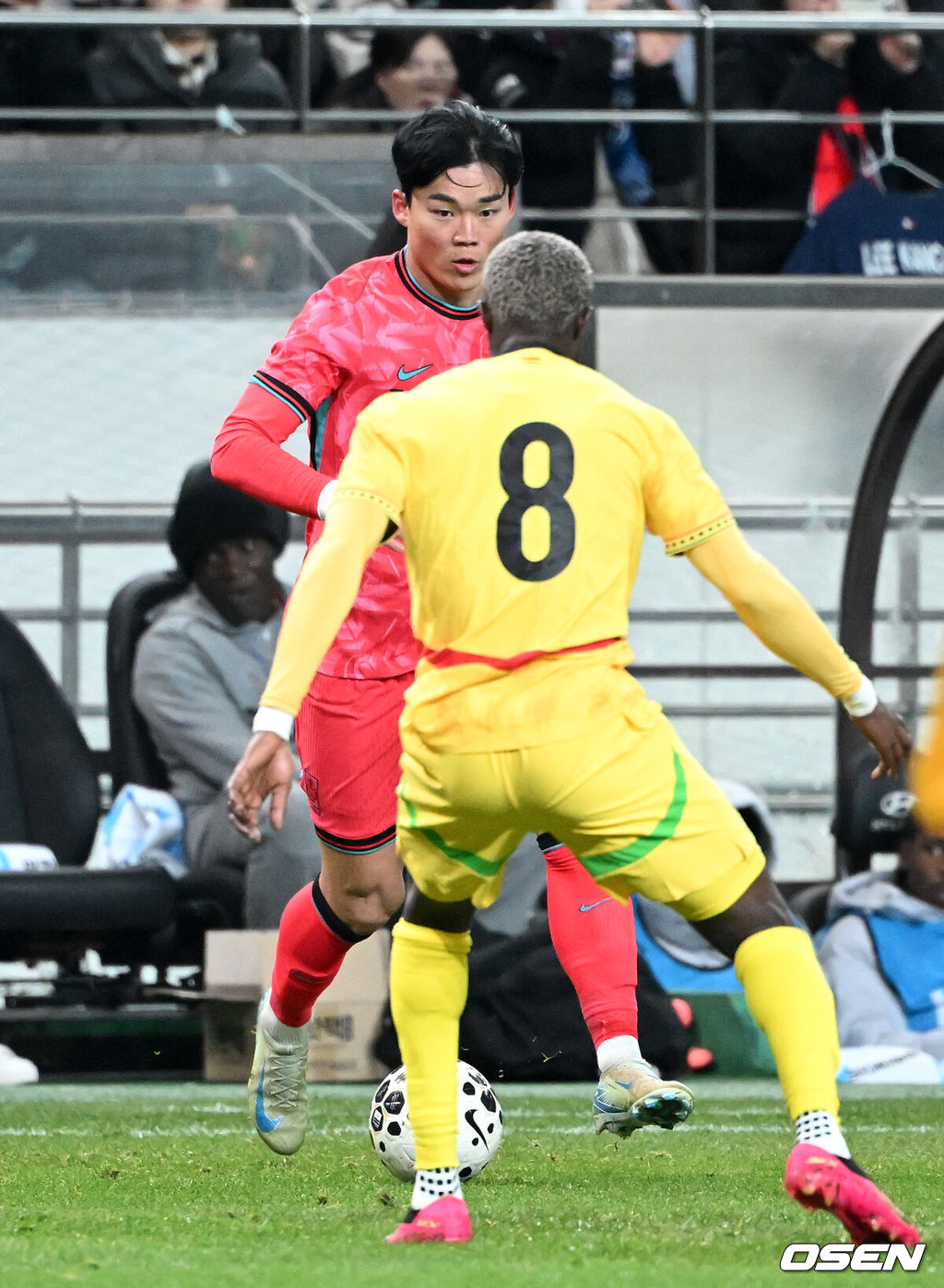 홍명보 감독이 이끄는 대한민국 축구대표팀이 18일 오후 서울월드컵경기장에서 아프리카 강호 가나와 평가전을 가졌다.홍명보호의 2025년의 끝을 장식할 경기다. 내달 2026 국제축구연맹(FIFA) 북중미 월드컵 조 추첨을 앞두고 열리는 마지막 평가전이기도 하다. 현재 한국은 가나전 결과와 상관없이 사실상 월드컵 포트 2가 확정된 상태다. 아프리카 예선을 뚫고 북중미행에 성공한 가나는 FIFA 랭킹 73위다. 22위 한국보다는 51계단 낮다. 하지만 통산 전적에서 4승 3패로 한국보다 우위다. 전반 대한민국 오현규가 드리블 돌파를 하고 있다. 2025.11.18 /sunday@osen.co.kr