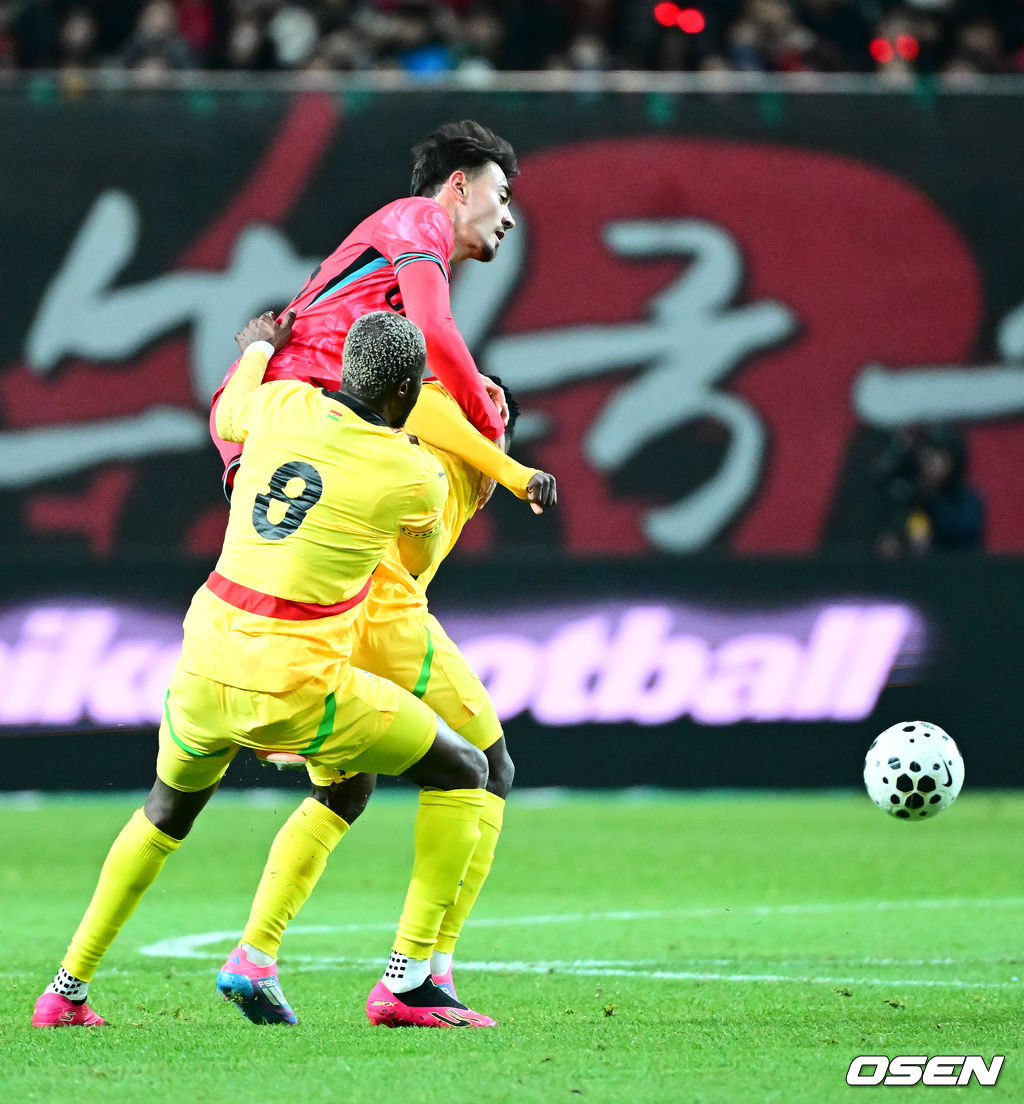 홍명보 감독이 이끄는 대한민국 축구대표팀이 18일 오후 서울월드컵경기장에서 아프리카 강호 가나와 평가전을 가졌다.홍명보호의 2025년의 끝을 장식할 경기다. 내달 2026 국제축구연맹(FIFA) 북중미 월드컵 조 추첨을 앞두고 열리는 마지막 평가전이기도 하다. 현재 한국은 가나전 결과와 상관없이 사실상 월드컵 포트 2가 확정된 상태다. 아프리카 예선을 뚫고 북중미행에 성공한 가나는 FIFA 랭킹 73위다. 22위 한국보다는 51계단 낮다. 하지만 통산 전적에서 4승 3패로 한국보다 우위다. 전반 대한민국 옌스 카스트로프가 가나 수비수와 볼을 다투고 있다. 2025.11.18 /jpnews@osen.co.kr