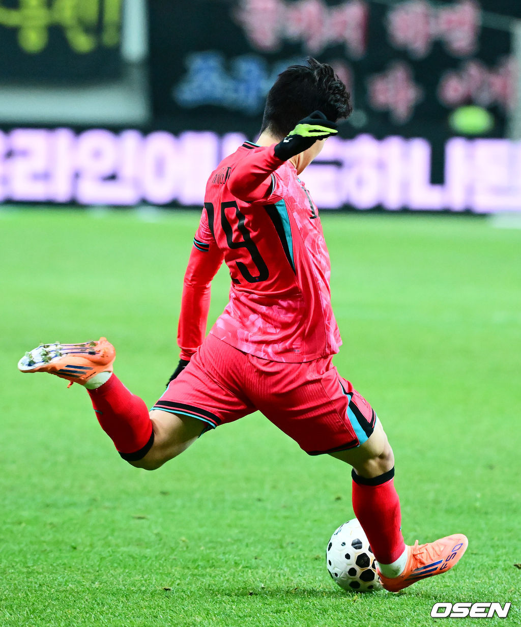 홍명보 감독이 이끄는 대한민국 축구대표팀이 18일 오후 서울월드컵경기장에서 아프리카 강호 가나와 평가전을 가졌다.홍명보호의 2025년의 끝을 장식할 경기다. 내달 2026 국제축구연맹(FIFA) 북중미 월드컵 조 추첨을 앞두고 열리는 마지막 평가전이기도 하다. 현재 한국은 가나전 결과와 상관없이 사실상 월드컵 포트 2가 확정된 상태다. 아프리카 예선을 뚫고 북중미행에 성공한 가나는 FIFA 랭킹 73위다. 22위 한국보다는 51계단 낮다. 하지만 통산 전적에서 4승 3패로 한국보다 우위다. 후반 대한민국 이강인이 이태석에게 어시스트를 하고 있다. 2025.11.18 /jpnews@osen.co.kr