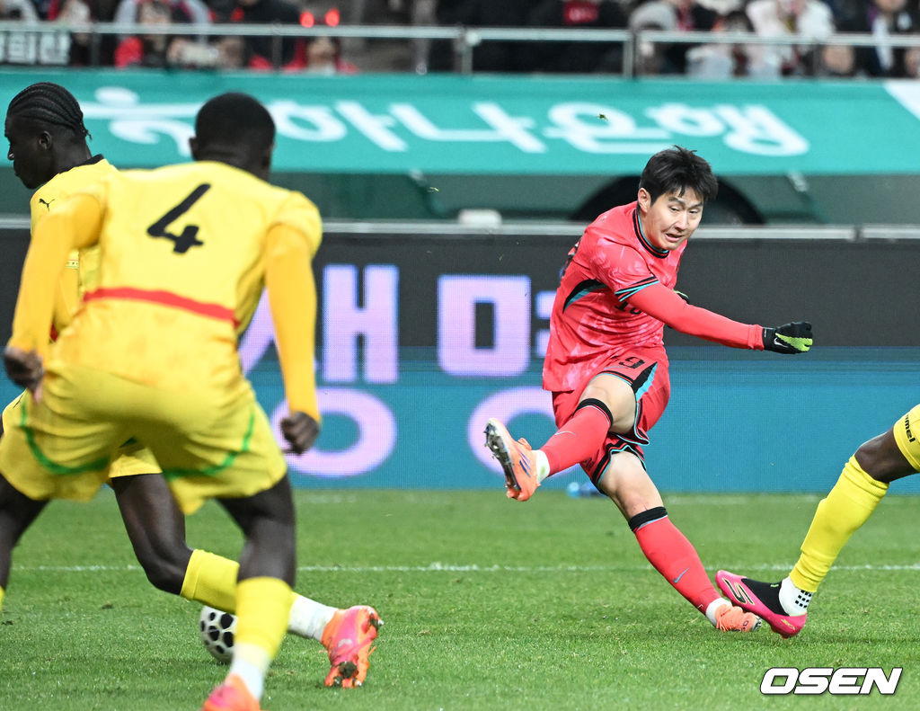 홍명보 감독이 이끄는 대한민국 축구대표팀이 18일 오후 서울월드컵경기장에서 아프리카 강호 가나와 평가전을 가졌다.홍명보호의 2025년의 끝을 장식할 경기다. 내달 2026 국제축구연맹(FIFA) 북중미 월드컵 조 추첨을 앞두고 열리는 마지막 평가전이기도 하다. 현재 한국은 가나전 결과와 상관없이 사실상 월드컵 포트 2가 확정된 상태다. 아프리카 예선을 뚫고 북중미행에 성공한 가나는 FIFA 랭킹 73위다. 22위 한국보다는 51계단 낮다. 하지만 통산 전적에서 4승 3패로 한국보다 우위다. 후반 대한민국 이강인이 슛을 시도하고 있다. 2025.11.18 /sunday@osen.co.kr