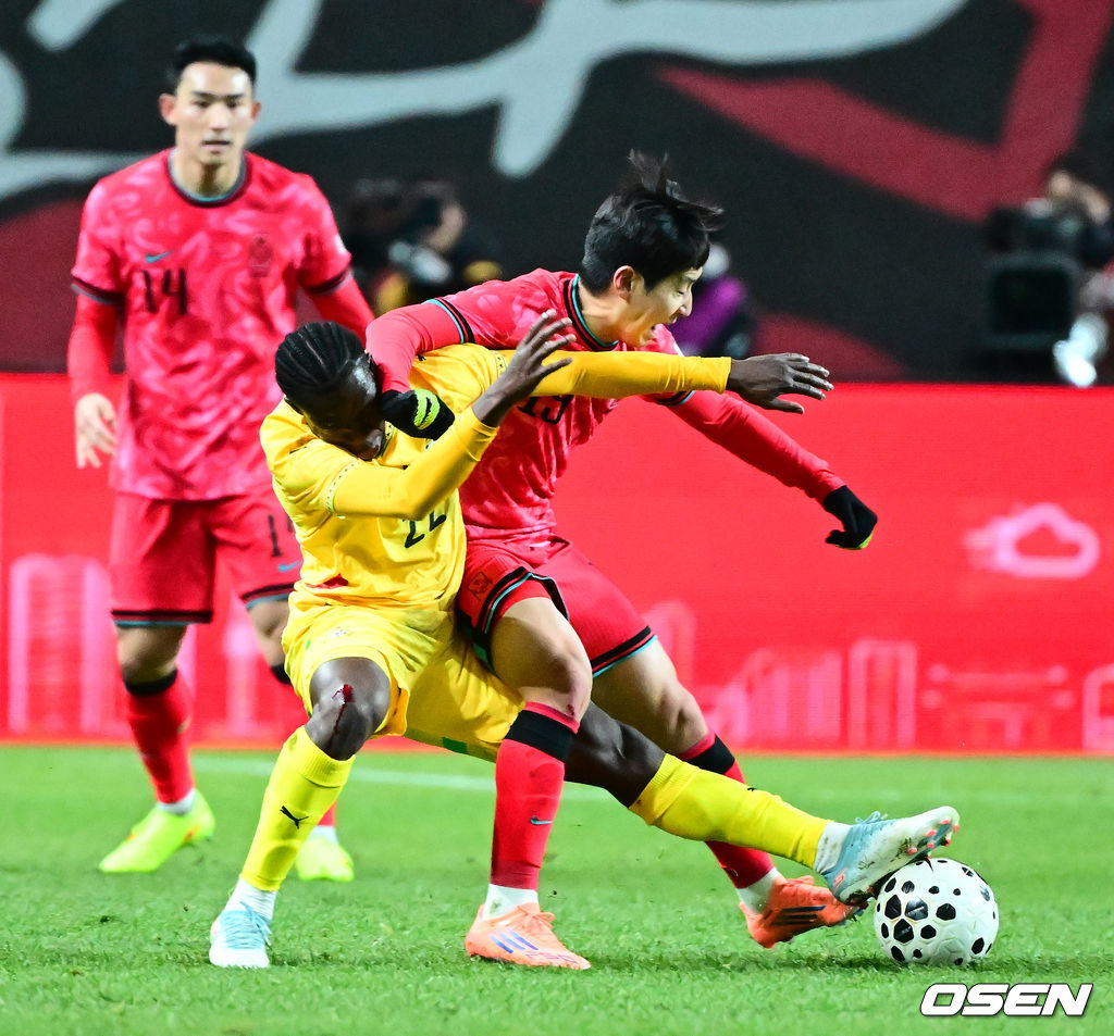 홍명보 감독이 이끄는 대한민국 축구대표팀이 18일 오후 서울월드컵경기장에서 아프리카 강호 가나와 평가전을 가졌다.홍명보호의 2025년의 끝을 장식할 경기다. 내달 2026 국제축구연맹(FIFA) 북중미 월드컵 조 추첨을 앞두고 열리는 마지막 평가전이기도 하다. 현재 한국은 가나전 결과와 상관없이 사실상 월드컵 포트 2가 확정된 상태다. 아프리카 예선을 뚫고 북중미행에 성공한 가나는 FIFA 랭킹 73위다. 22위 한국보다는 51계단 낮다. 하지만 통산 전적에서 4승 3패로 한국보다 우위다. 전반 대한민국 이강인이 가나 수비수와 볼을 다투고 있다. 2025.11.18 /jpnews@osen.co.kr