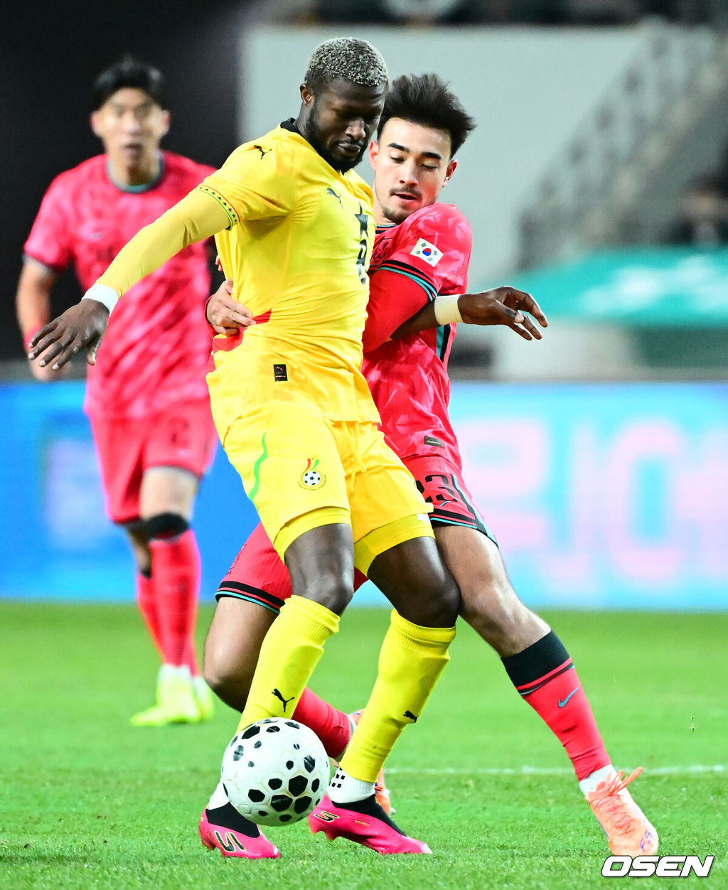홍명보 감독이 이끄는 대한민국 축구대표팀이 18일 오후 서울월드컵경기장에서 아프리카 강호 가나와 평가전을 가졌다.홍명보호의 2025년의 끝을 장식할 경기다. 내달 2026 국제축구연맹(FIFA) 북중미 월드컵 조 추첨을 앞두고 열리는 마지막 평가전이기도 하다. 현재 한국은 가나전 결과와 상관없이 사실상 월드컵 포트 2가 확정된 상태다. 아프리카 예선을 뚫고 북중미행에 성공한 가나는 FIFA 랭킹 73위다. 22위 한국보다는 51계단 낮다. 하지만 통산 전적에서 4승 3패로 한국보다 우위다. 전반 대한민국 카스트로프가 수비를 하고 있다. 2025.11.18 /jpnews@osen.co.kr