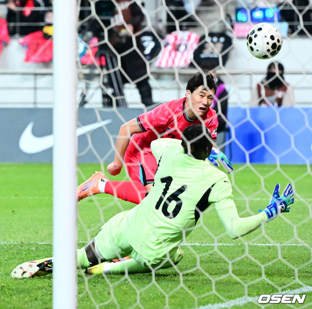 홍명보 감독이 이끄는 대한민국 축구대표팀이 18일 오후 서울월드컵경기장에서 아프리카 강호 가나와 평가전을 가졌다.홍명보호의 2025년의 끝을 장식할 경기다. 내달 2026 국제축구연맹(FIFA) 북중미 월드컵 조 추첨을 앞두고 열리는 마지막 평가전이기도 하다. 현재 한국은 가나전 결과와 상관없이 사실상 월드컵 포트 2가 확정된 상태다. 아프리카 예선을 뚫고 북중미행에 성공한 가나는 FIFA 랭킹 73위다. 22위 한국보다는 51계단 낮다. 하지만 통산 전적에서 4승 3패로 한국보다 우위다. 후반 대한민국 이태석이 선제골을 성공시키고 있다. 2025.11.18 /jpnews@osen.co.kr