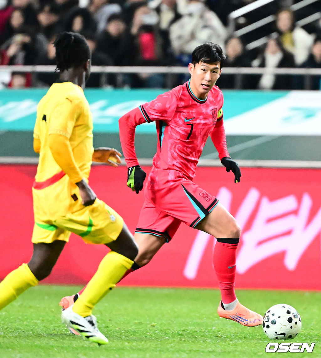 홍명보 감독이 이끄는 대한민국 축구대표팀이 18일 오후 서울월드컵경기장에서 아프리카 강호 가나와 평가전을 가졌다.홍명보호의 2025년의 끝을 장식할 경기다. 내달 2026 국제축구연맹(FIFA) 북중미 월드컵 조 추첨을 앞두고 열리는 마지막 평가전이기도 하다. 현재 한국은 가나전 결과와 상관없이 사실상 월드컵 포트 2가 확정된 상태다. 아프리카 예선을 뚫고 북중미행에 성공한 가나는 FIFA 랭킹 73위다. 22위 한국보다는 51계단 낮다. 하지만 통산 전적에서 4승 3패로 한국보다 우위다. 전반 대한민국 손흥민이 드리블을 하고 있다. 2025.11.18 /jpnews@osen.co.kr