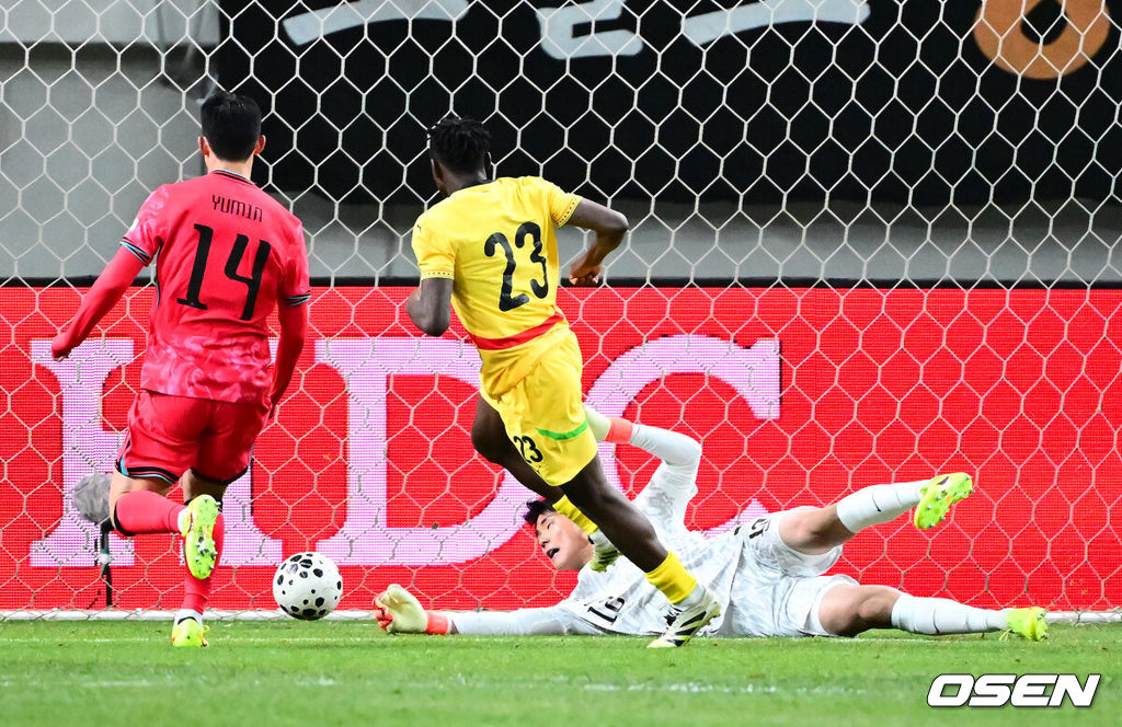 홍명보 감독이 이끄는 대한민국 축구대표팀이 18일 오후 서울월드컵경기장에서 아프리카 강호 가나와 평가전을 가졌다.홍명보호의 2025년의 끝을 장식할 경기다. 내달 2026 국제축구연맹(FIFA) 북중미 월드컵 조 추첨을 앞두고 열리는 마지막 평가전이기도 하다. 현재 한국은 가나전 결과와 상관없이 사실상 월드컵 포트 2가 확정된 상태다. 아프리카 예선을 뚫고 북중미행에 성공한 가나는 FIFA 랭킹 73위다. 22위 한국보다는 51계단 낮다. 하지만 통산 전적에서 4승 3패로 한국보다 우위다. 후반 가나 아두가 슛을 성공시키켰으나 오프사이드가 선언되고 있다. 2025.11.18 /jpnews@osen.co.kr