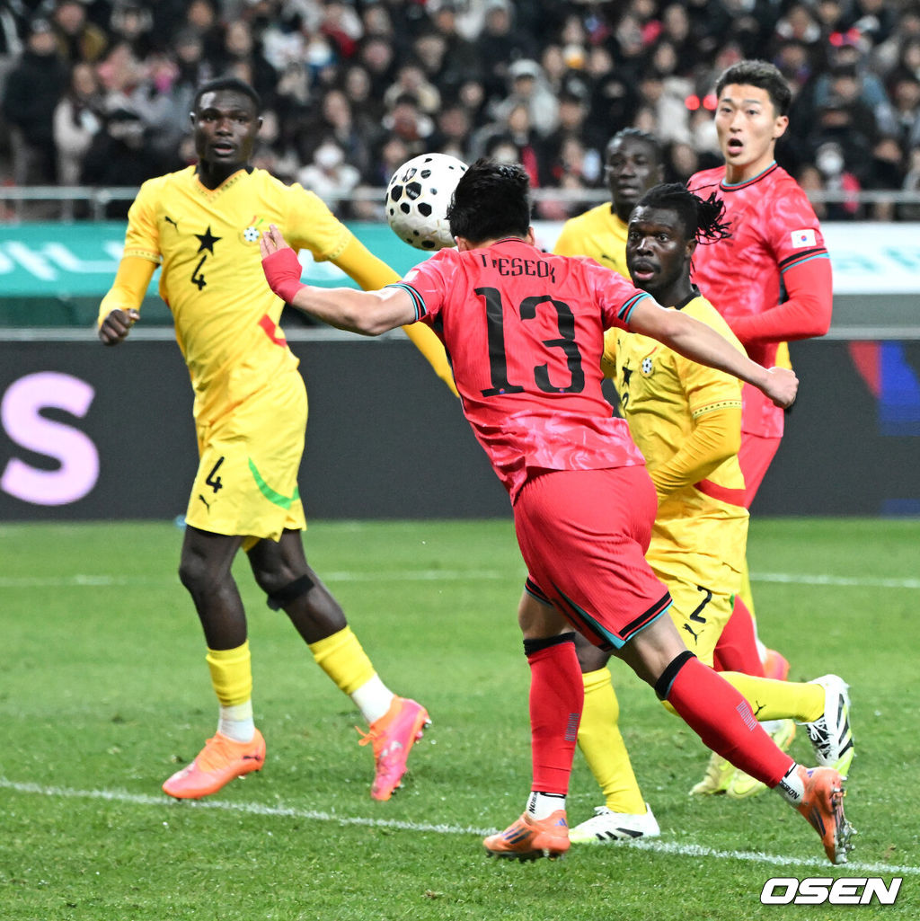 홍명보 감독이 이끄는 대한민국 축구대표팀이 18일 오후 서울월드컵경기장에서 아프리카 강호 가나와 평가전을 가졌다.홍명보호의 2025년의 끝을 장식할 경기다. 내달 2026 국제축구연맹(FIFA) 북중미 월드컵 조 추첨을 앞두고 열리는 마지막 평가전이기도 하다. 현재 한국은 가나전 결과와 상관없이 사실상 월드컵 포트 2가 확정된 상태다. 아프리카 예선을 뚫고 북중미행에 성공한 가나는 FIFA 랭킹 73위다. 22위 한국보다는 51계단 낮다. 하지만 통산 전적에서 4승 3패로 한국보다 우위다. 후반 대한민국 이태석이 선제골을 성공시키고 있다. 2025.11.18 /sunday@osen.co.kr
