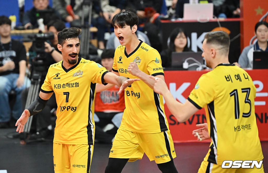 18일 부산 강서실내체육관에서 진에어 2025-2026 V리그 남자부 OK저축은행과 KB손해보험의 경기가 열렸다. 부산 시대를 연 OK저축은행의 신영철 감독이 한국 최초 300승을 기록할지 기대된다.KB손해보험 모하메드 야쿱과 비예나 그리고 임성진이 득점 성공후 기뻐하고 있다. 2025.11.18 / foto0307@osen.co.kr