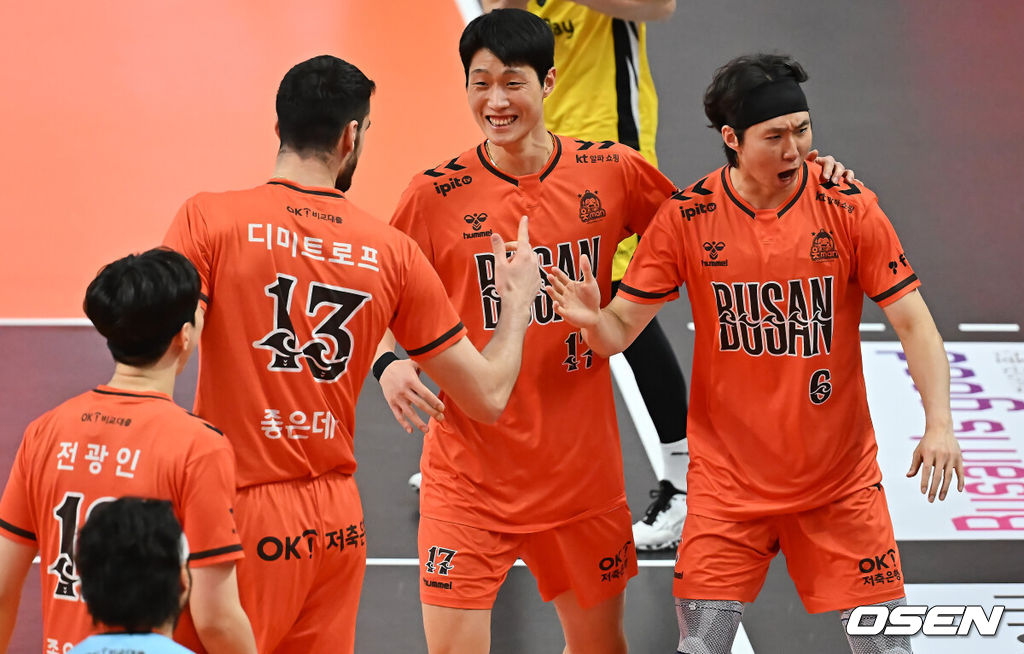 18일 부산 강서실내체육관에서 진에어 2025-2026 V리그 남자부 OK저축은행과 KB손해보험의 경기가 열렸다. 부산 시대를 연 OK저축은행의 신영철 감독이 한국 최초 300승을 기록할지 기대된다.OK저축은행 박창성, 이민규가 블로킹 득점을 올리고 환호하고 있다. 2025.11.18 / foto0307@osen.co.kr