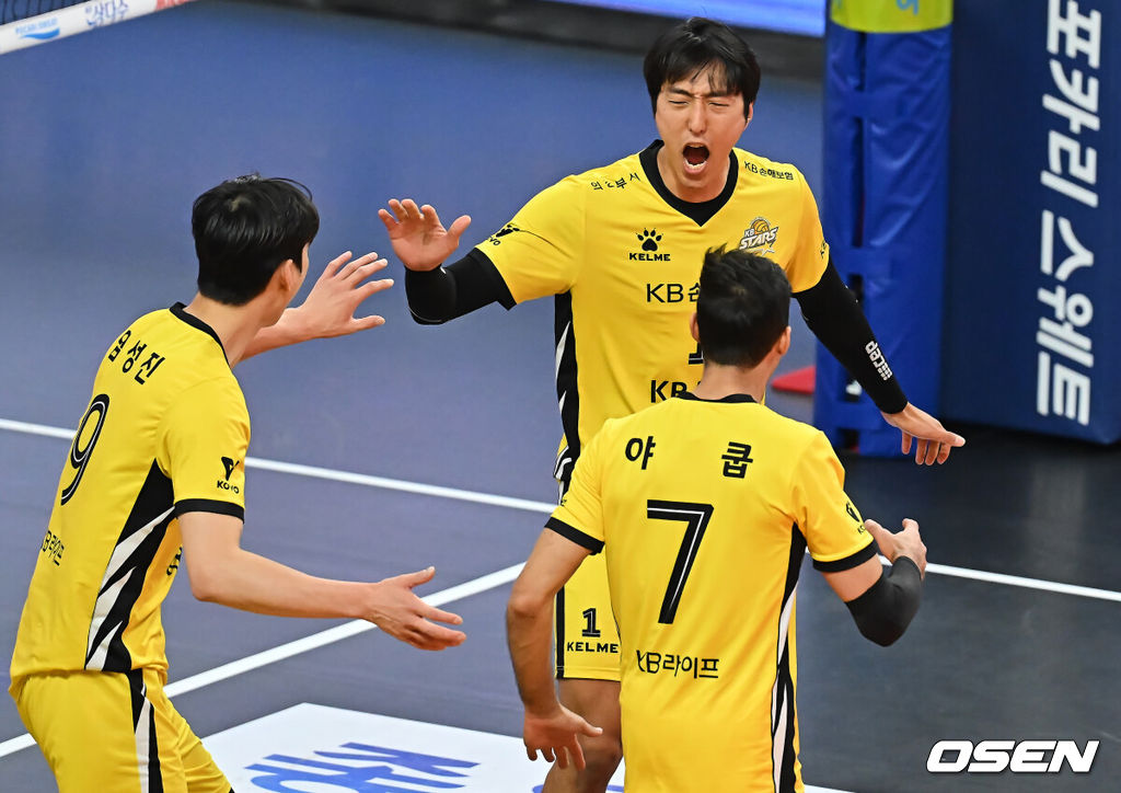 18일 부산 강서실내체육관에서 진에어 2025-2026 V리그 남자부 OK저축은행과 KB손해보험의 경기가 열렸다. 부산 시대를 연 OK저축은행의 신영철 감독이 한국 최초 300승을 기록할지 기대된다.KB손해보험 차영석이 득점에 성공하고 환호하고 있다. 2025.11.18 / foto0307@osen.co.kr