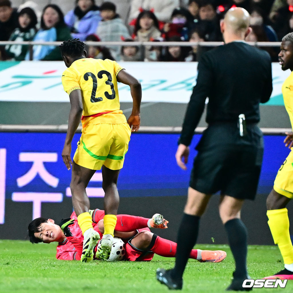 홍명보 감독이 이끄는 대한민국 축구대표팀이 18일 오후 서울월드컵경기장에서 아프리카 강호 가나와 평가전을 가졌다.홍명보호의 2025년의 끝을 장식할 경기다. 내달 2026 국제축구연맹(FIFA) 북중미 월드컵 조 추첨을 앞두고 열리는 마지막 평가전이기도 하다. 현재 한국은 가나전 결과와 상관없이 사실상 월드컵 포트 2가 확정된 상태다. 아프리카 예선을 뚫고 북중미행에 성공한 가나는 FIFA 랭킹 73위다. 22위 한국보다는 51계단 낮다. 하지만 통산 전적에서 4승 3패로 한국보다 우위다. 전반 대한민국 손흥민이 가나 아두의 파울에 걸려 넘어지고 있다. 2025.11.18 /jpnews@osen.co.kr