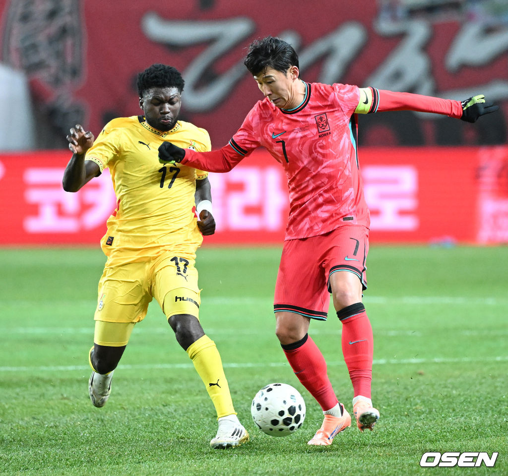 홍명보 감독이 이끄는 대한민국 축구대표팀이 18일 오후 서울월드컵경기장에서 아프리카 강호 가나와 평가전을 가졌다.홍명보호의 2025년의 끝을 장식할 경기다. 내달 2026 국제축구연맹(FIFA) 북중미 월드컵 조 추첨을 앞두고 열리는 마지막 평가전이기도 하다. 현재 한국은 가나전 결과와 상관없이 사실상 월드컵 포트 2가 확정된 상태다. 아프리카 예선을 뚫고 북중미행에 성공한 가나는 FIFA 랭킹 73위다. 22위 한국보다는 51계단 낮다. 하지만 통산 전적에서 4승 3패로 한국보다 우위다. 전반 대한민국 손흥민이 드리블 돌파를 하고 있다. 2025.11.18 /sunday@osen.co.kr
