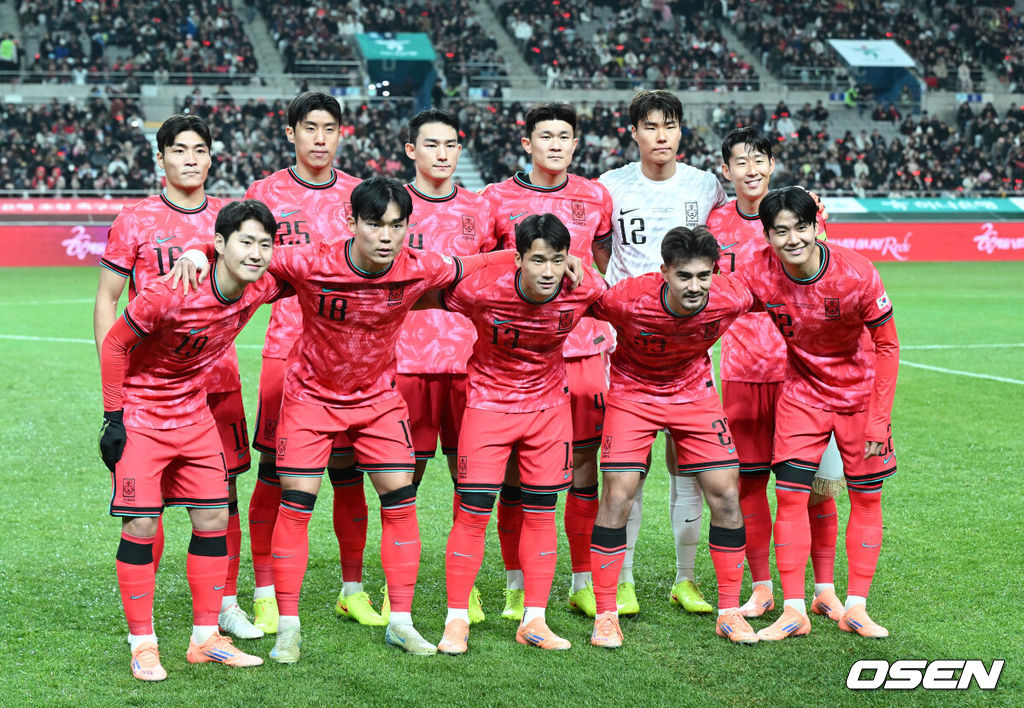 홍명보 감독이 이끄는 대한민국 축구대표팀이 18일 오후 서울월드컵경기장에서 아프리카 강호 가나와 평가전을 가졌다.홍명보호의 2025년의 끝을 장식할 경기다. 내달 2026 국제축구연맹(FIFA) 북중미 월드컵 조 추첨을 앞두고 열리는 마지막 평가전이기도 하다. 현재 한국은 가나전 결과와 상관없이 사실상 월드컵 포트 2가 확정된 상태다. 아프리카 예선을 뚫고 북중미행에 성공한 가나는 FIFA 랭킹 73위다. 22위 한국보다는 51계단 낮다. 하지만 통산 전적에서 4승 3패로 한국보다 우위다. 경기에 앞서 대한민국 베스트 일레븐이 기념촬영을 하고 있다. 2025.11.18 /sunday@osen.co.kr