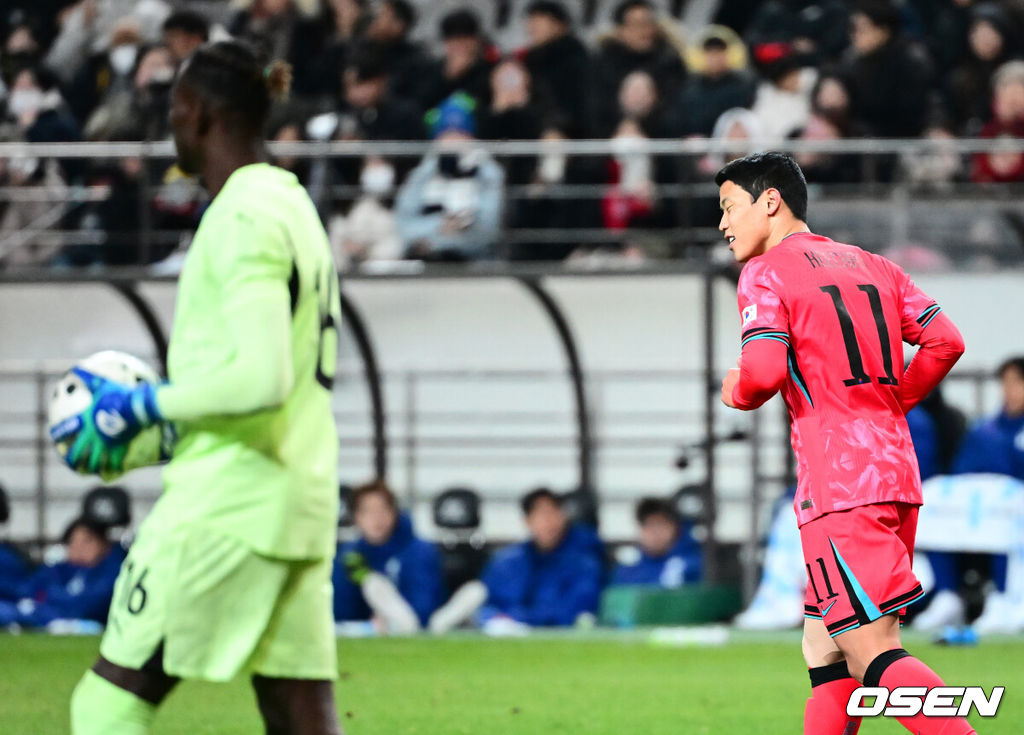 홍명보 감독이 이끄는 대한민국 축구대표팀이 18일 오후 서울월드컵경기장에서 아프리카 강호 가나와 평가전을 가졌다.홍명보호의 2025년의 끝을 장식할 경기다. 내달 2026 국제축구연맹(FIFA) 북중미 월드컵 조 추첨을 앞두고 열리는 마지막 평가전이기도 하다. 현재 한국은 가나전 결과와 상관없이 사실상 월드컵 포트 2가 확정된 상태다. 아프리카 예선을 뚫고 북중미행에 성공한 가나는 FIFA 랭킹 73위다. 22위 한국보다는 51계단 낮다. 하지만 통산 전적에서 4승 3패로 한국보다 우위다. 후반 대한민국 황희찬이 페널티킥 실축을 범하며 아쉬워하고 있다. 2025.11.18 /jpnews@osen.co.kr