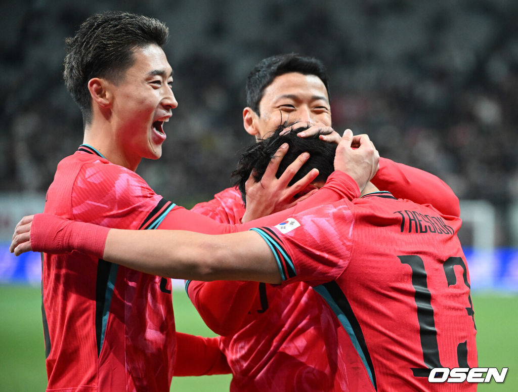 홍명보 감독이 이끄는 대한민국 축구대표팀이 18일 오후 서울월드컵경기장에서 아프리카 강호 가나와 평가전을 가졌다.홍명보호의 2025년의 끝을 장식할 경기다. 내달 2026 국제축구연맹(FIFA) 북중미 월드컵 조 추첨을 앞두고 열리는 마지막 평가전이기도 하다. 현재 한국은 가나전 결과와 상관없이 사실상 월드컵 포트 2가 확정된 상태다. 아프리카 예선을 뚫고 북중미행에 성공한 가나는 FIFA 랭킹 73위다. 22위 한국보다는 51계단 낮다. 하지만 통산 전적에서 4승 3패로 한국보다 우위다. 후반 대한민국 이태석이 선제골을 성공시키고 동료들과 환호하고 있다. 2025.11.18 /sunday@osen.co.kr