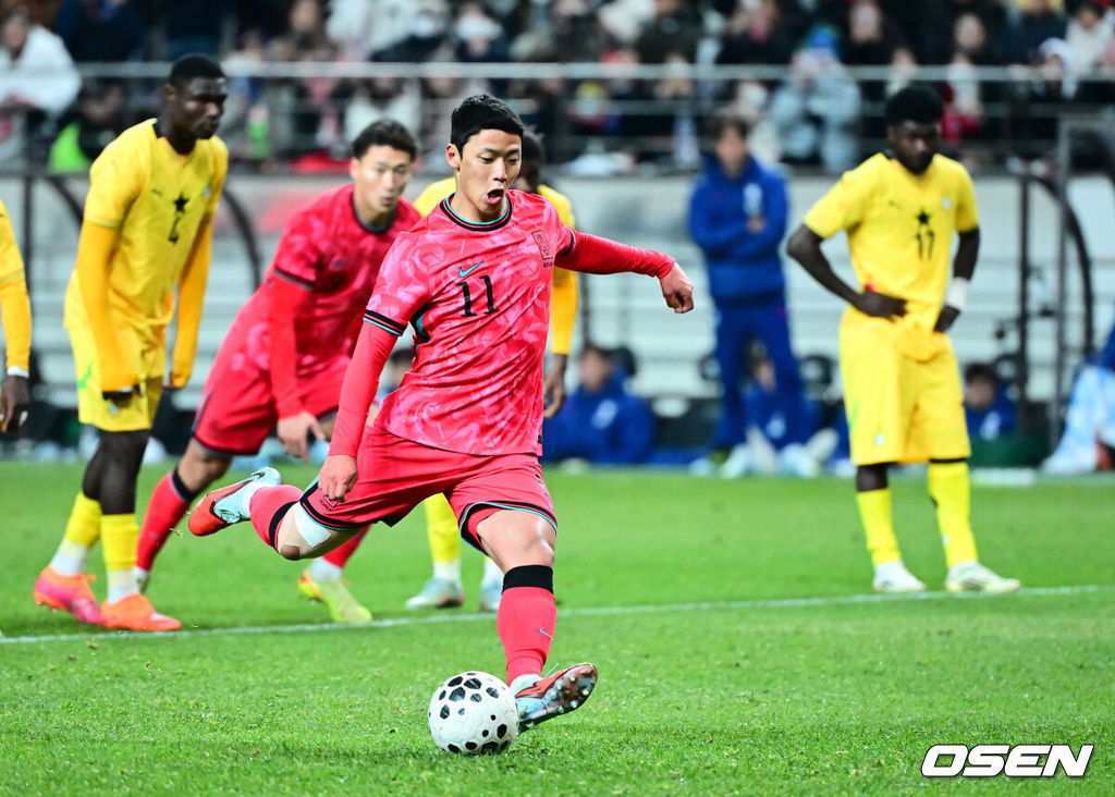 홍명보 감독이 이끄는 대한민국 축구대표팀이 18일 오후 서울월드컵경기장에서 아프리카 강호 가나와 평가전을 가졌다.홍명보호의 2025년의 끝을 장식할 경기다. 내달 2026 국제축구연맹(FIFA) 북중미 월드컵 조 추첨을 앞두고 열리는 마지막 평가전이기도 하다. 현재 한국은 가나전 결과와 상관없이 사실상 월드컵 포트 2가 확정된 상태다. 아프리카 예선을 뚫고 북중미행에 성공한 가나는 FIFA 랭킹 73위다. 22위 한국보다는 51계단 낮다. 하지만 통산 전적에서 4승 3패로 한국보다 우위다. 후반 대한민국 황희찬이 페널티킥 실축을 범하고 있다. 2025.11.18 /jpnews@osen.co.kr
