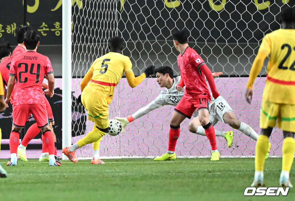 홍명보 감독이 이끄는 대한민국 축구대표팀이 18일 오후 서울월드컵경기장에서 아프리카 강호 가나와 평가전을 가졌다.홍명보호의 2025년의 끝을 장식할 경기다. 내달 2026 국제축구연맹(FIFA) 북중미 월드컵 조 추첨을 앞두고 열리는 마지막 평가전이기도 하다. 현재 한국은 가나전 결과와 상관없이 사실상 월드컵 포트 2가 확정된 상태다. 아프리카 예선을 뚫고 북중미행에 성공한 가나는 FIFA 랭킹 73위다. 22위 한국보다는 51계단 낮다. 하지만 통산 전적에서 4승 3패로 한국보다 우위다. 후반 대한민국 송범근이 슛을 막아내고 있다. 2025.11.18 /sunday@osen.co.kr