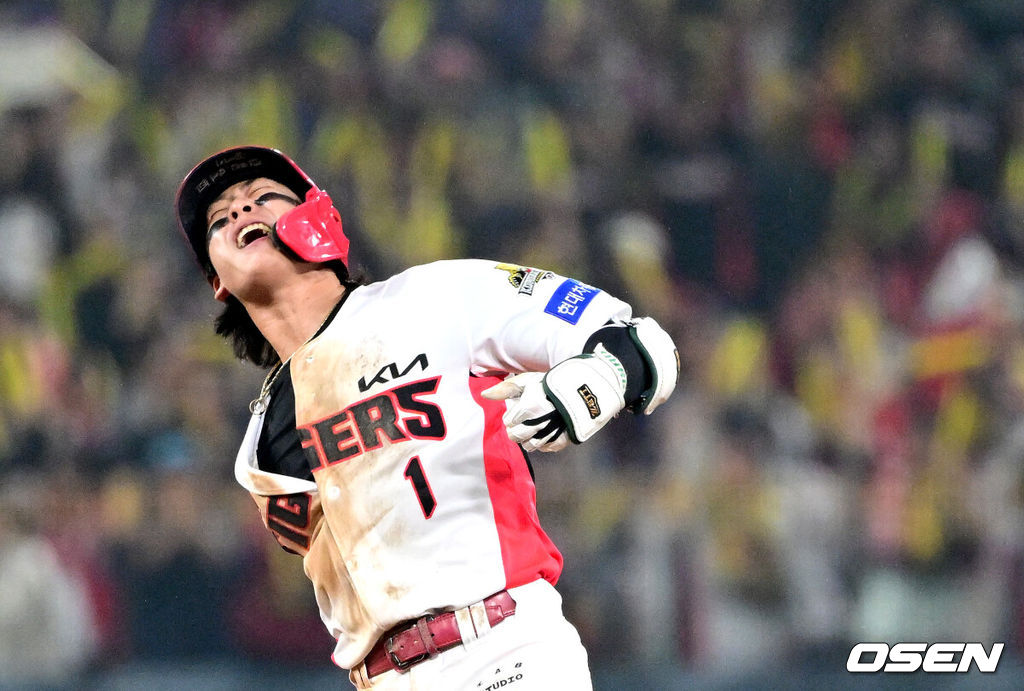 28일 광주 기아챔피언스필드에서 ‘2024 신한 SOL뱅크 KBO 한국시리즈’ 5차전 KIA 타이거즈와 삼성 라이온즈의 경기가 열렸다.KIA는 양현종, 삼성은 이승현를 선발 투수로 내세웠다.8회말 1사 1루 상황 KIA 박찬호가 달아나는 왼쪽 1타점 2루타를 날리고 2루에 안착해 기뻐하고 있다. 2024.10.28 / dreamer@osen.co.kr