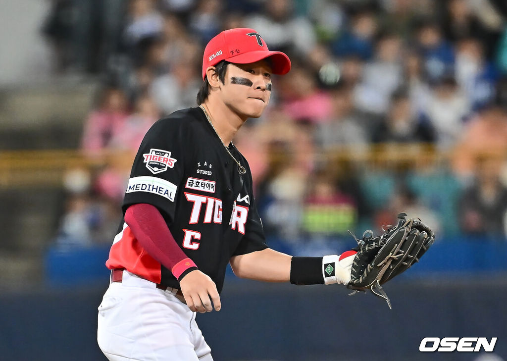 23일 대구삼성라이온즈파크에서 2025 신한 SOL 뱅크 KBO 리그 삼성 라이온즈와 KIA 타이거즈의 경기가 열렸다. 홈팀 삼성은 황동재가, 방문팀 KIA는 네일이 선발 출전했다. KIA 타이거즈 주장 나성범을 대신해 임시 주장을 맡은 박찬호가 ‘C’자가 박힌 유니폼을 입고 경기를 하고 있다. 2025.05.23 / foto0307@osen.co.kr