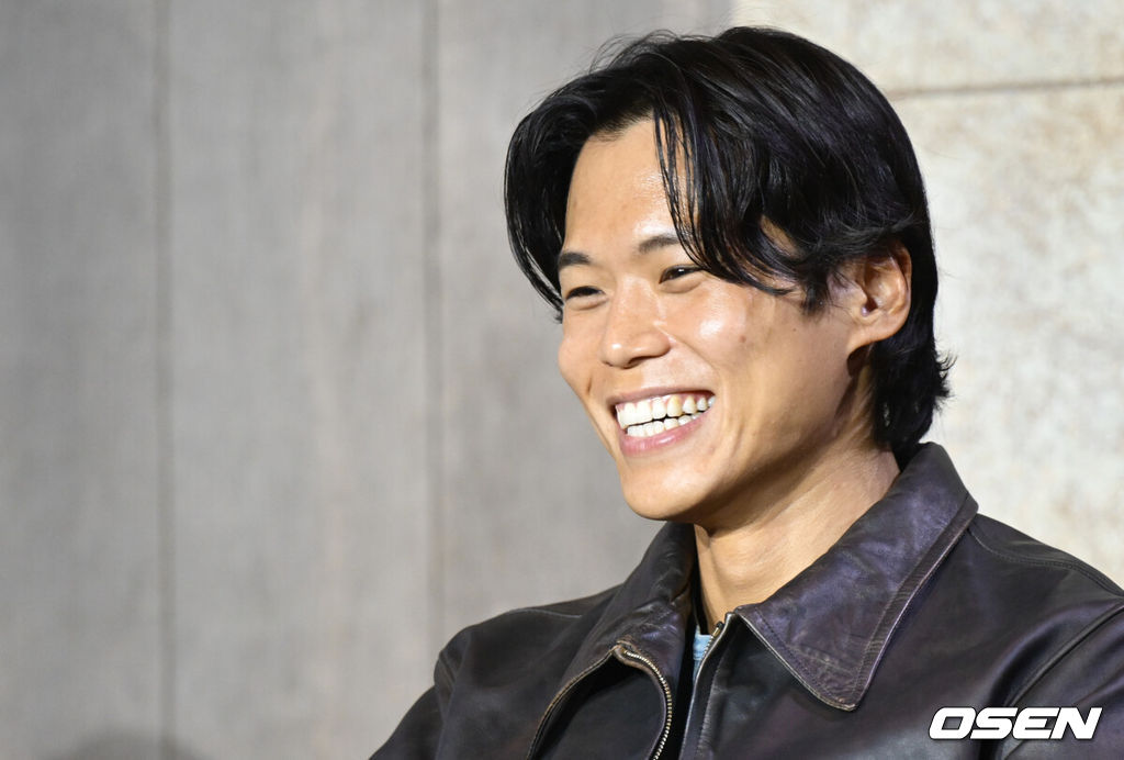 넷플릭스 '피지컬: 아시아' 제작발표회가 24일 오후 서울 강남구 웨스틴 서울 파르나스에서 열렸다.피지컬: 아시아는 한국, 일본, 태국, 몽골, 튀르키예, 인도네시아, 호주, 필리핀 등 8개국이 국기를 걸고 펼치는 피지컬 전쟁이다. 아모띠가 다른 참가자의 답변을 듣고 미소짓고 있다. 2025.10.24 /cej@osen.co.kr