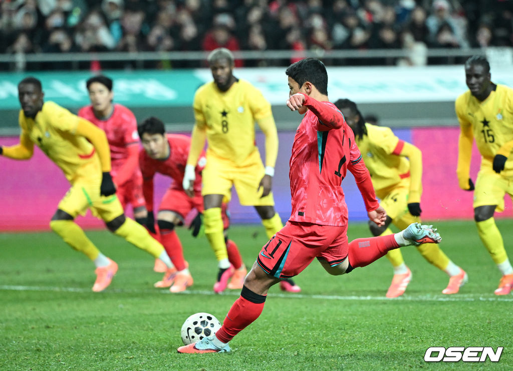 홍명보 감독이 이끄는 대한민국 축구대표팀이 18일 오후 서울월드컵경기장에서 아프리카 강호 가나와 평가전을 가졌다.홍명보호의 2025년의 끝을 장식할 경기다. 내달 2026 국제축구연맹(FIFA) 북중미 월드컵 조 추첨을 앞두고 열리는 마지막 평가전이기도 하다. 현재 한국은 가나전 결과와 상관없이 사실상 월드컵 포트 2가 확정된 상태다. 아프리카 예선을 뚫고 북중미행에 성공한 가나는 FIFA 랭킹 73위다. 22위 한국보다는 51계단 낮다. 하지만 통산 전적에서 4승 3패로 한국보다 우위다. 후반 대한민국 황희찬이 페널티킥 실패하고 있다. 2025.11.18 /sunday@osen.co.kr