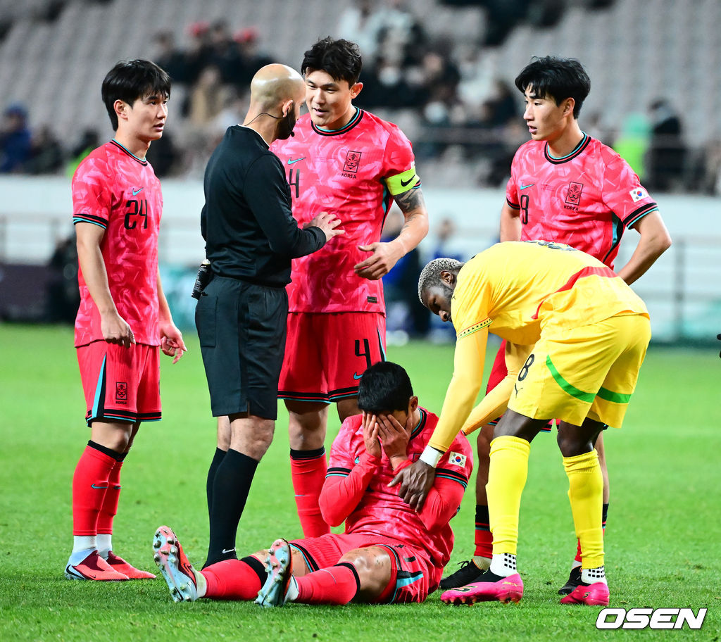 홍명보 감독이 이끄는 대한민국 축구대표팀이 18일 오후 서울월드컵경기장에서 아프리카 강호 가나와 평가전을 가졌다.홍명보호의 2025년의 끝을 장식할 경기다. 내달 2026 국제축구연맹(FIFA) 북중미 월드컵 조 추첨을 앞두고 열리는 마지막 평가전이기도 하다. 현재 한국은 가나전 결과와 상관없이 사실상 월드컵 포트 2가 확정된 상태다. 아프리카 예선을 뚫고 북중미행에 성공한 가나는 FIFA 랭킹 73위다. 22위 한국보다는 51계단 낮다. 하지만 통산 전적에서 4승 3패로 한국보다 우위다. 후반 대한민국 황희찬이 가나 수비수와 충돌하며 넘어지고 있다. 2025.11.18 /jpnews@osen.co.kr