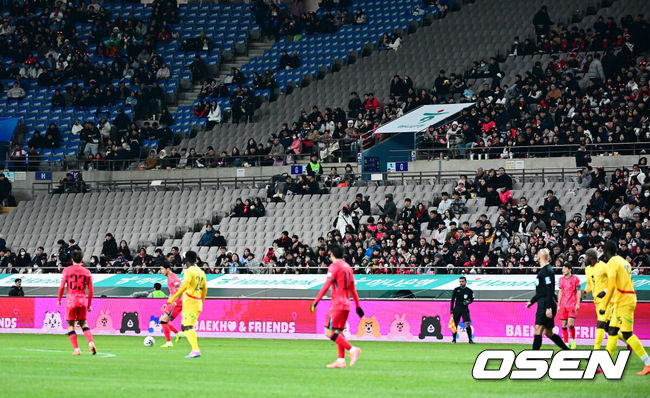 [OSEN=서울월드컵경기장, 지형준 기자] 홍명보 감독이 이끄는 대한민국 축구대표팀이 18일 오후 서울월드컵경기장에서 아프리카 강호 가나와 평가전을 가졌다.홍명보호의 2025년의 끝을 장식할 경기다. 내달 2026 국제축구연맹(FIFA) 북중미 월드컵 조 추첨을 앞두고 열리는 마지막 평가전이기도 하다. 현재 한국은 가나전 결과와 상관없이 사실상 월드컵 포트 2가 확정된 상태다. 아프리카 예선을 뚫고 북중미행에 성공한 가나는 FIFA 랭킹 73위다. 22위 한국보다는 51계단 낮다. 하지만 통산 전적에서 4승 3패로 한국보다 우위다. 전반 관중석 곳곳에 빈자리가 눈에 띤다. 2025.11.18 /jpnews@osen.co.kr