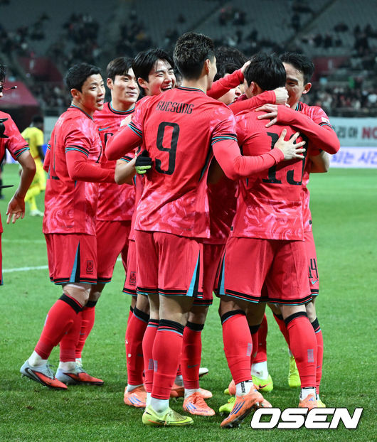 [OSEN=서울월드컵경기장, 이대선 기자] 홍명보 감독이 이끄는 대한민국 축구대표팀이 18일 오후 서울월드컵경기장에서 아프리카 강호 가나와 평가전을 가졌다.홍명보호의 2025년의 끝을 장식할 경기다. 내달 2026 국제축구연맹(FIFA) 북중미 월드컵 조 추첨을 앞두고 열리는 마지막 평가전이기도 하다. 현재 한국은 가나전 결과와 상관없이 사실상 월드컵 포트 2가 확정된 상태다. 아프리카 예선을 뚫고 북중미행에 성공한 가나는 FIFA 랭킹 73위다. 22위 한국보다는 51계단 낮다. 하지만 통산 전적에서 4승 3패로 한국보다 우위다. 후반 대한민국 이태석이 선제골을 성공시키고 동료들과 환호하고 있다. 2025.11.18 /sunday@osen.co.kr