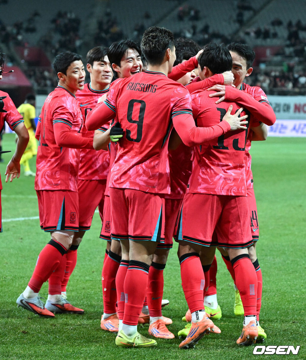 홍명보 감독이 이끄는 대한민국 축구대표팀이 18일 오후 서울월드컵경기장에서 아프리카 강호 가나와 평가전을 가졌다.홍명보호의 2025년의 끝을 장식할 경기다. 내달 2026 국제축구연맹(FIFA) 북중미 월드컵 조 추첨을 앞두고 열리는 마지막 평가전이기도 하다. 현재 한국은 가나전 결과와 상관없이 사실상 월드컵 포트 2가 확정된 상태다. 아프리카 예선을 뚫고 북중미행에 성공한 가나는 FIFA 랭킹 73위다. 22위 한국보다는 51계단 낮다. 하지만 통산 전적에서 4승 3패로 한국보다 우위다. 후반 대한민국 이태석이 선제골을 성공시키고 동료들과 환호하고 있다. 2025.11.18 /sunday@osen.co.kr