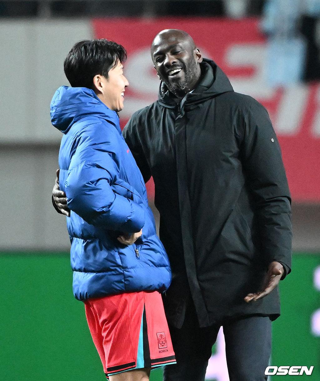 홍명보호가 어려운 경기 끝에 2025년 마지막 A매치를 승리로 장식했다.홍명보 감독이 이끄는 한국 축구대표팀은 18일 오후 8시 서울월드컵경기장에서 열린 11월 A매치 두 번째 친선경기에서 '아프리카 강호' 가나를 상대로 1-0 승리했다.내달 2026 국제축구연맹(FIFA) 북중미 월드컵 조 추첨을 앞두고 열리는 마지막 평가전이었다. 한국은 가나까지 잡아내면서 사상 최초로 월드컵 포트 2를 확정하게 됐다.경기 종료 후 대한민국 손흥민이 가나 오토 아도 감독과 이야기를 나누고 있다. 2025.11.18 /sunday@osen.co.kr