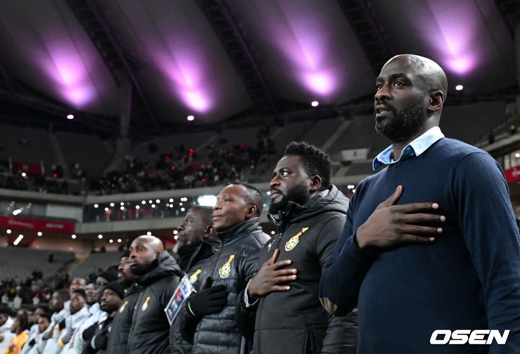 홍명보 감독이 이끄는 대한민국 축구대표팀이 18일 오후 서울월드컵경기장에서 아프리카 강호 가나와 평가전을 가졌다.홍명보호의 2025년의 끝을 장식할 경기다. 내달 2026 국제축구연맹(FIFA) 북중미 월드컵 조 추첨을 앞두고 열리는 마지막 평가전이기도 하다. 현재 한국은 가나전 결과와 상관없이 사실상 월드컵 포트 2가 확정된 상태다. 아프리카 예선을 뚫고 북중미행에 성공한 가나는 FIFA 랭킹 73위다. 22위 한국보다는 51계단 낮다. 하지만 통산 전적에서 4승 3패로 한국보다 우위다. 경기에 앞서 가나 오토 아도 감독이 국민 의례를 하고 있다. 2025.11.18 /jpnews@osen.co.kr