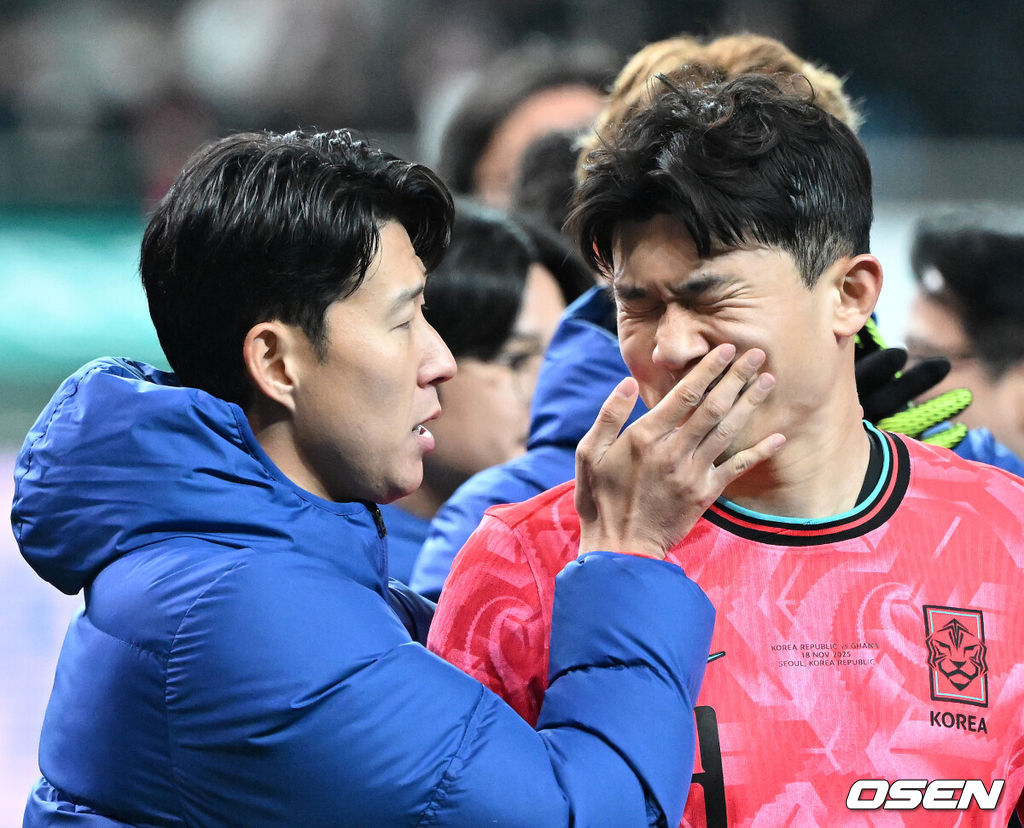 홍명보호가 어려운 경기 끝에 2025년 마지막 A매치를 승리로 장식했다.홍명보 감독이 이끄는 한국 축구대표팀은 18일 오후 8시 서울월드컵경기장에서 열린 11월 A매치 두 번째 친선경기에서 '아프리카 강호' 가나를 상대로 1-0 승리했다.내달 2026 국제축구연맹(FIFA) 북중미 월드컵 조 추첨을 앞두고 열리는 마지막 평가전이었다. 한국은 가나까지 잡아내면서 사상 최초로 월드컵 포트 2를 확정하게 됐다.경기 종료 후 대한민국 손흥민이 관중석을 향해 인사를 하며 김민재와 장난을 치고 있다. 2025.11.18 /sunday@osen.co.kr