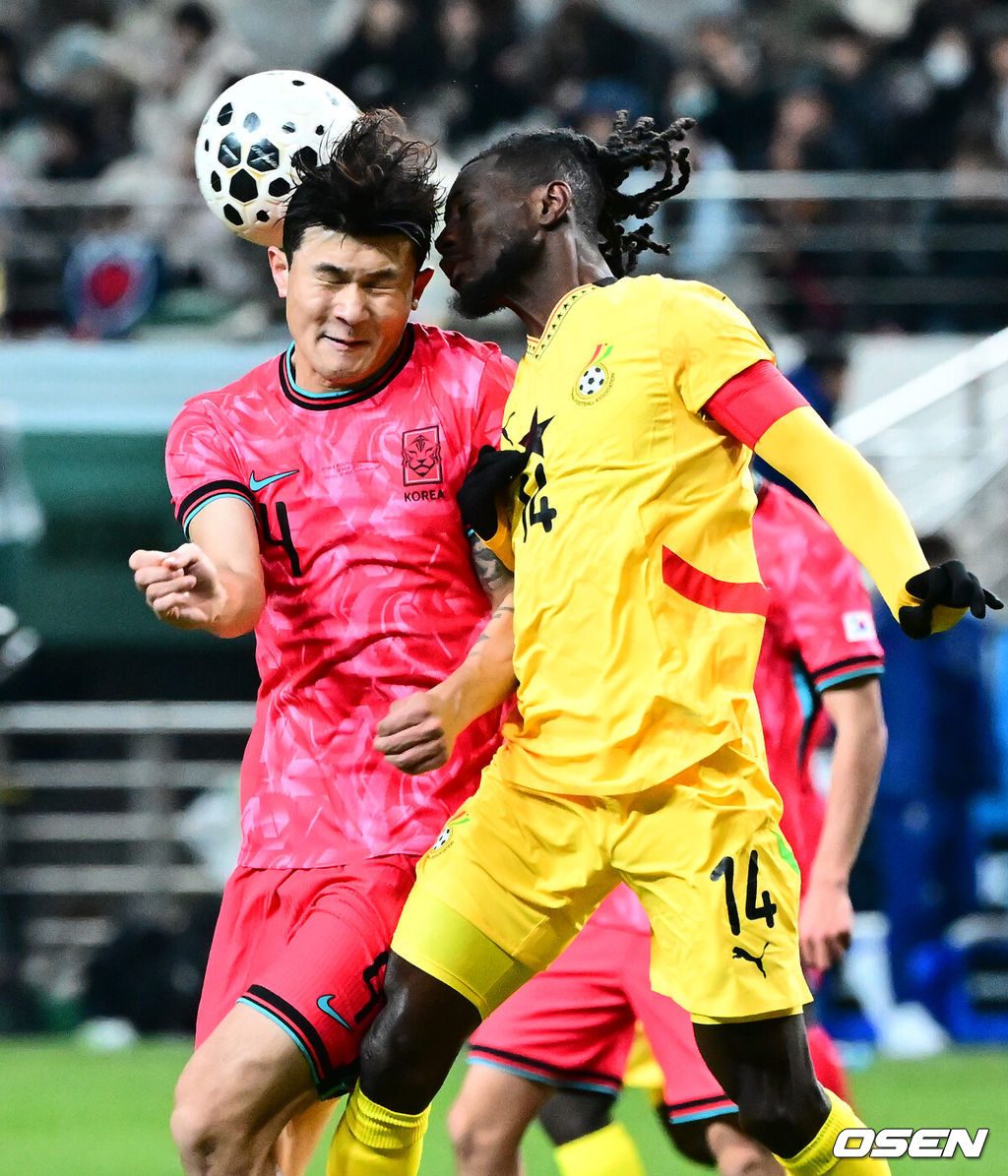 홍명보 감독이 이끄는 한국 축구대표팀이 18일 오후 8시 서울월드컵경기장에서 열린 11월 A매치 두 번째 친선경기에서 '아프리카 강호' 가나를 상대로 1-0 승리했다.내달 2026 국제축구연맹(FIFA) 북중미 월드컵 조 추첨을 앞두고 열리는 마지막 평가전이었다. 한국은 가나까지 잡아내면서 사상 최초로 월드컵 포트 2를 확정하게 됐다. 이로써 대표팀은 홍명보 감독이 부임한 뒤 처음으로 A매치 2연전에서 나란히 승리를 거두게 됐다.후반 대한민국 김민재가 가나 멘사와 볼을 다투고 있다. 2025.11.18 /jpnews@osen.co.kr