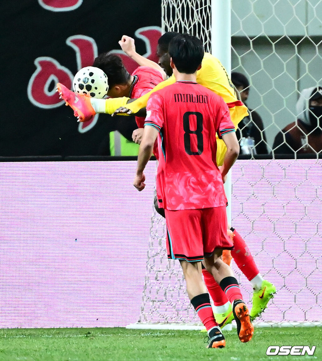 홍명보 감독이 이끄는 대한민국 축구대표팀이 18일 오후 서울월드컵경기장에서 아프리카 강호 가나와 평가전을 가졌다.홍명보호의 2025년의 끝을 장식할 경기다. 내달 2026 국제축구연맹(FIFA) 북중미 월드컵 조 추첨을 앞두고 열리는 마지막 평가전이기도 하다. 현재 한국은 가나전 결과와 상관없이 사실상 월드컵 포트 2가 확정된 상태다. 아프리카 예선을 뚫고 북중미행에 성공한 가나는 FIFA 랭킹 73위다. 22위 한국보다는 51계단 낮다. 하지만 통산 전적에서 4승 3패로 한국보다 우위다. 후반 대한민국 김민재가 가나 아제테에 앞서 볼을 처리하고 있다. 2025.11.18 /jpnews@osen.co.kr