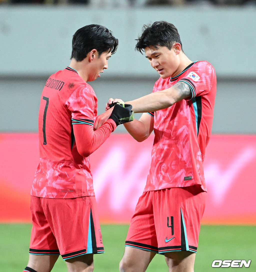 홍명보 감독이 이끄는 대한민국 축구대표팀이 18일 오후 서울월드컵경기장에서 아프리카 강호 가나와 평가전을 가졌다.홍명보호의 2025년의 끝을 장식할 경기다. 내달 2026 국제축구연맹(FIFA) 북중미 월드컵 조 추첨을 앞두고 열리는 마지막 평가전이기도 하다. 현재 한국은 가나전 결과와 상관없이 사실상 월드컵 포트 2가 확정된 상태다. 아프리카 예선을 뚫고 북중미행에 성공한 가나는 FIFA 랭킹 73위다. 22위 한국보다는 51계단 낮다. 하지만 통산 전적에서 4승 3패로 한국보다 우위다. 후반 대한민국 손흥민이교체되며 김민재에게 주장 완장을 건네고 있다. 2025.11.18 /sunday@osen.co.kr