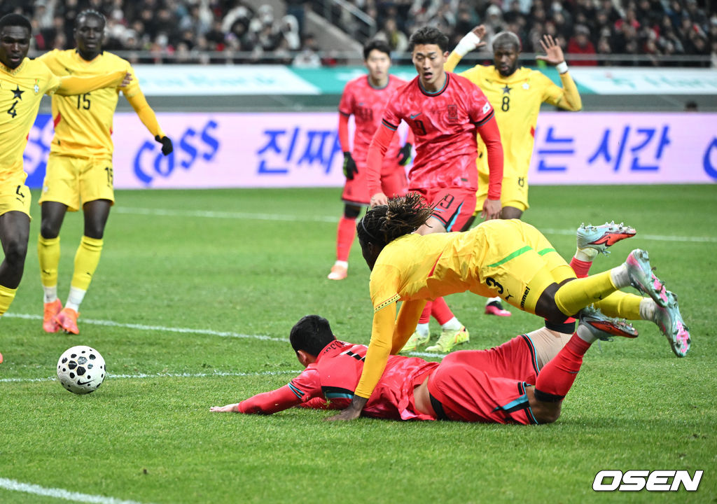 홍명보 감독이 이끄는 대한민국 축구대표팀이 18일 오후 서울월드컵경기장에서 아프리카 강호 가나와 평가전을 가졌다.홍명보호의 2025년의 끝을 장식할 경기다. 내달 2026 국제축구연맹(FIFA) 북중미 월드컵 조 추첨을 앞두고 열리는 마지막 평가전이기도 하다. 현재 한국은 가나전 결과와 상관없이 사실상 월드컵 포트 2가 확정된 상태다. 아프리카 예선을 뚫고 북중미행에 성공한 가나는 FIFA 랭킹 73위다. 22위 한국보다는 51계단 낮다. 하지만 통산 전적에서 4승 3패로 한국보다 우위다. 후반 대한민국 황희찬이 페널티킥을 얻어내고 있다. 2025.11.18 /sunday@osen.co.kr