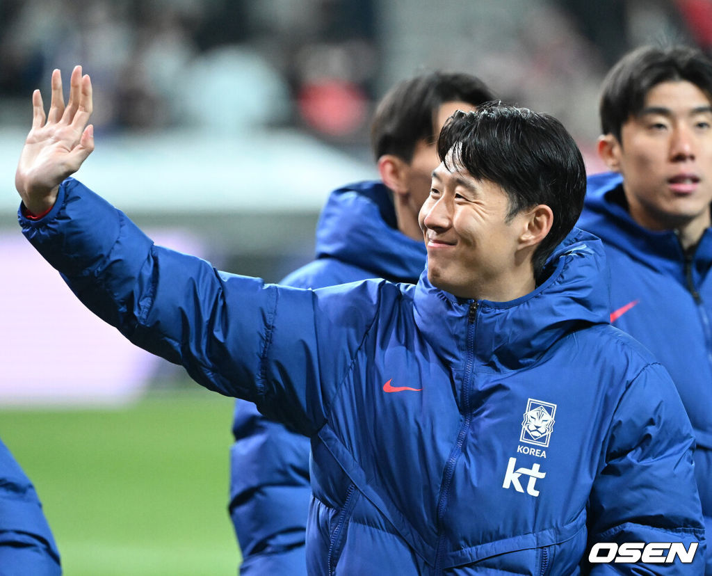 홍명보호가 어려운 경기 끝에 2025년 마지막 A매치를 승리로 장식했다.홍명보 감독이 이끄는 한국 축구대표팀은 18일 오후 8시 서울월드컵경기장에서 열린 11월 A매치 두 번째 친선경기에서 '아프리카 강호' 가나를 상대로 1-0 승리했다.내달 2026 국제축구연맹(FIFA) 북중미 월드컵 조 추첨을 앞두고 열리는 마지막 평가전이었다. 한국은 가나까지 잡아내면서 사상 최초로 월드컵 포트 2를 확정하게 됐다.경기 종료 후 대한민국 손흥민이 관중석을 향해 인사를 하고 있다. 2025.11.18 /sunday@osen.co.kr