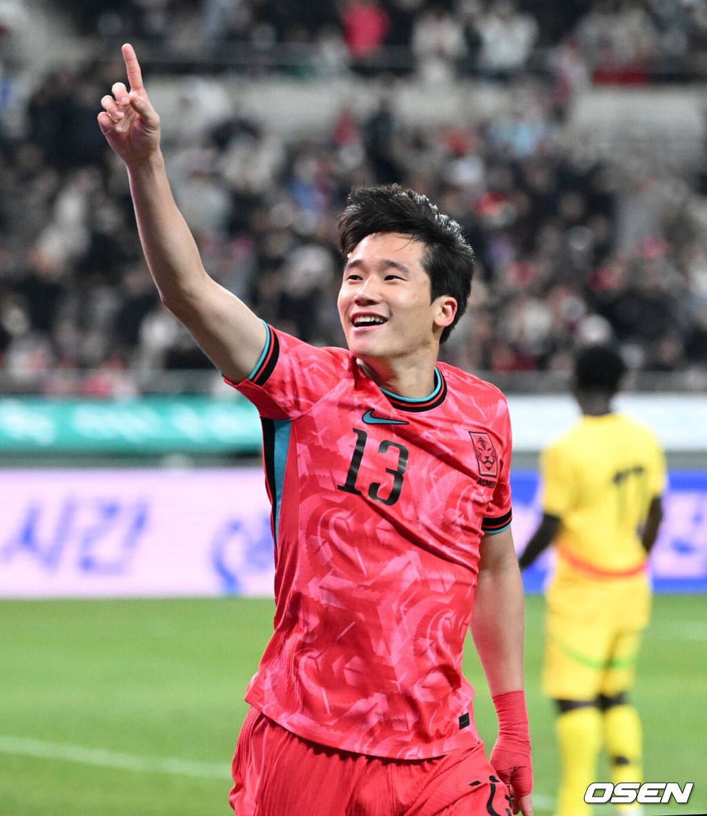 홍명보 감독이 이끄는 대한민국 축구대표팀이 18일 오후 서울월드컵경기장에서 아프리카 강호 가나와 평가전을 가졌다.홍명보호의 2025년의 끝을 장식할 경기다. 내달 2026 국제축구연맹(FIFA) 북중미 월드컵 조 추첨을 앞두고 열리는 마지막 평가전이기도 하다. 현재 한국은 가나전 결과와 상관없이 사실상 월드컵 포트 2가 확정된 상태다. 아프리카 예선을 뚫고 북중미행에 성공한 가나는 FIFA 랭킹 73위다. 22위 한국보다는 51계단 낮다. 하지만 통산 전적에서 4승 3패로 한국보다 우위다. 후반 대한민국 이태석이 선제골을 성공시키고 환호하고 있다. 2025.11.18 /sunday@osen.co.kr