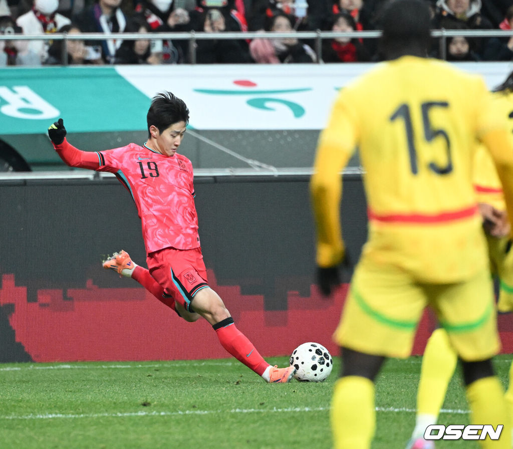 홍명보 감독이 이끄는 대한민국 축구대표팀이 18일 오후 서울월드컵경기장에서 아프리카 강호 가나와 평가전을 가졌다.홍명보호의 2025년의 끝을 장식할 경기다. 내달 2026 국제축구연맹(FIFA) 북중미 월드컵 조 추첨을 앞두고 열리는 마지막 평가전이기도 하다. 현재 한국은 가나전 결과와 상관없이 사실상 월드컵 포트 2가 확정된 상태다. 아프리카 예선을 뚫고 북중미행에 성공한 가나는 FIFA 랭킹 73위다. 22위 한국보다는 51계단 낮다. 하지만 통산 전적에서 4승 3패로 한국보다 우위다. 후반 대한민국 이강인이 선제골 어시스트를 기록하고 있다. 2025.11.18 /sunday@osen.co.kr