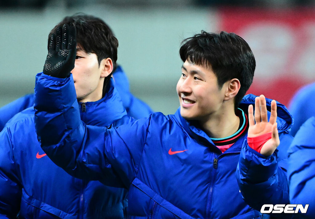 홍명보 감독이 이끄는 한국 축구대표팀이 18일 오후 8시 서울월드컵경기장에서 열린 11월 A매치 두 번째 친선경기에서 '아프리카 강호' 가나를 상대로 1-0 승리했다.내달 2026 국제축구연맹(FIFA) 북중미 월드컵 조 추첨을 앞두고 열리는 마지막 평가전이었다. 한국은 가나까지 잡아내면서 사상 최초로 월드컵 포트 2를 확정하게 됐다. 이로써 대표팀은 홍명보 감독이 부임한 뒤 처음으로 A매치 2연전에서 나란히 승리를 거두게 됐다.경기를 마치고 대한민국 이강인이 팬들에게 인사를 하고 있다. 2025.11.18 /jpnews@osen.co.kr