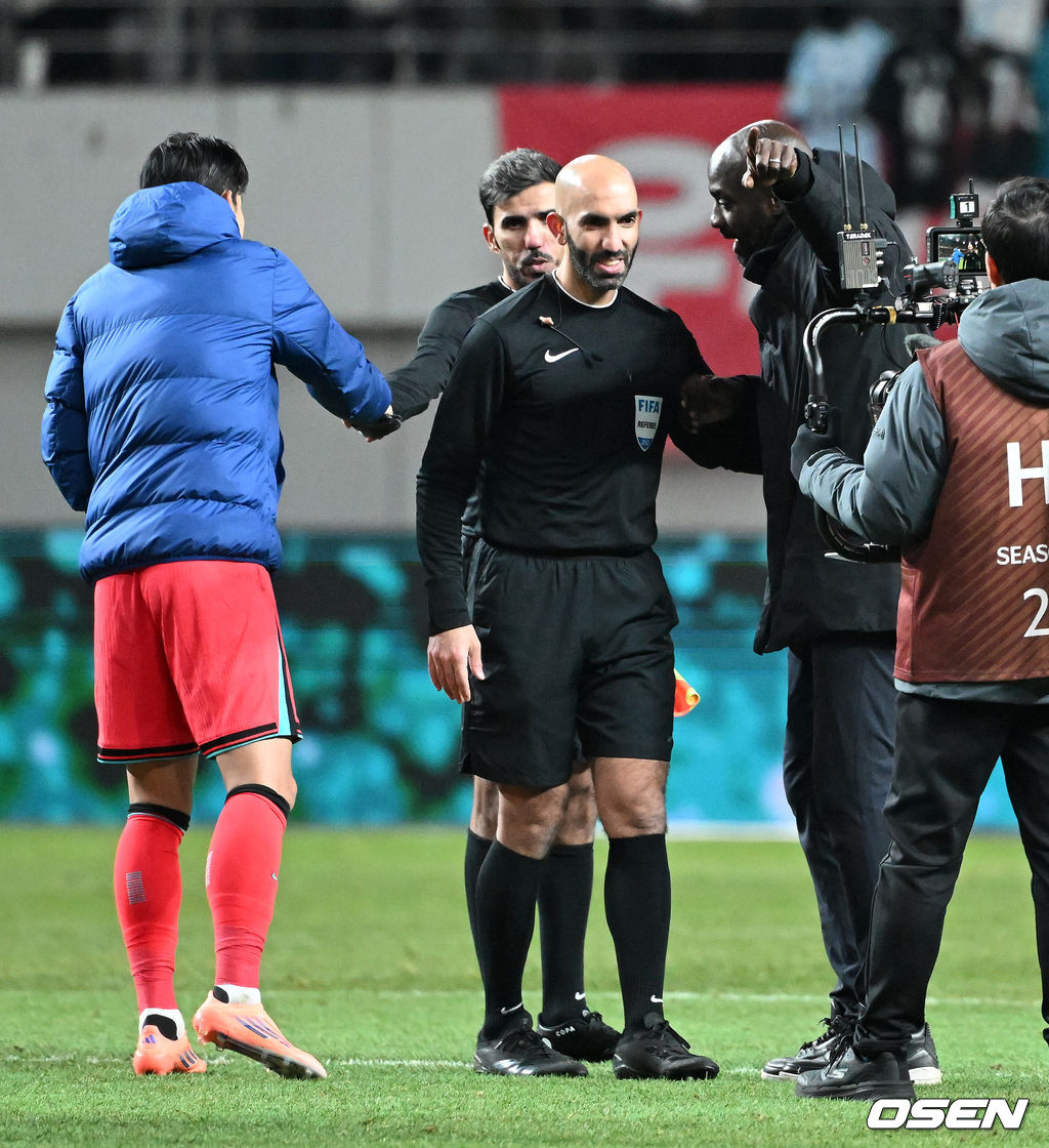 홍명보호가 어려운 경기 끝에 2025년 마지막 A매치를 승리로 장식했다.홍명보 감독이 이끄는 한국 축구대표팀은 18일 오후 8시 서울월드컵경기장에서 열린 11월 A매치 두 번째 친선경기에서 '아프리카 강호' 가나를 상대로 1-0 승리했다.내달 2026 국제축구연맹(FIFA) 북중미 월드컵 조 추첨을 앞두고 열리는 마지막 평가전이었다. 한국은 가나까지 잡아내면서 사상 최초로 월드컵 포트 2를 확정하게 됐다.경기 종료 후 가나 오토 아도 감독이 심판 판정에 대해 항의하고 있다. 2025.11.18 /sunday@osen.co.kr