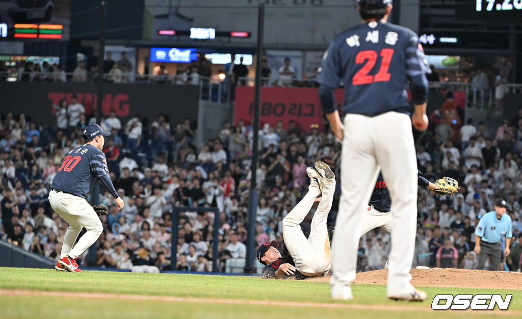 22일 창원NC파크에서 2025 신한 SOL 뱅크 KBO 리그 NC 다이노스와 롯데 자이언츠의 경기가 열렸다. 홈팀 NC는 신민혁이, 방문팀 롯데는 박세웅이 선발 출전했다. 롯데 자이언츠 박찬형이 3회말 2사 만루 NC 다이노스 데이비슨의 뜬공 타구를 잡지 못하고 2실점하고 있다. 2025.08.22 / foto0307@osen.co.kr