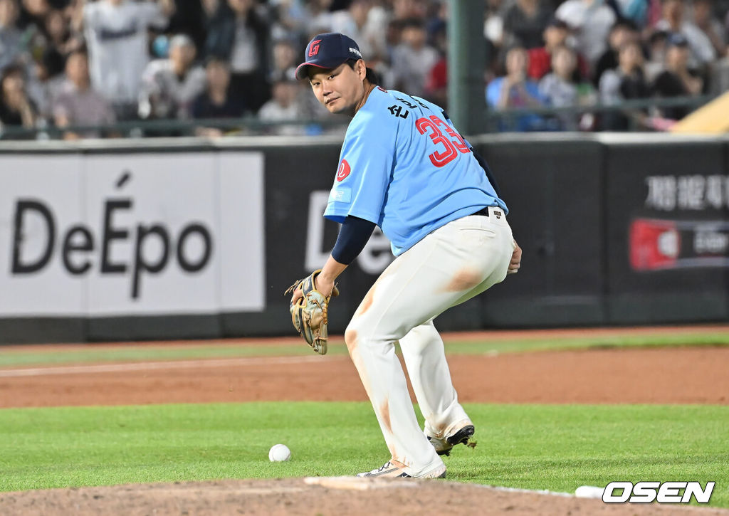 29일 부산 사직야구장에서 2025 신한 SOL 뱅크 KBO 리그 롯데 자이언츠와 NC 다이노스의 경기가 열렸다. 홈팀 롯데는 박세웅이, 방문팀 NC는 로건이 선발 출전했다.롯데 자이언츠 손호영이 8회초 2사 1,2루 NC 다이노스 박건우의 투수 맞고 굴절된 타구를 잡지 못하고 있다. 2025.07.29 / foto0307@osen.co.kr