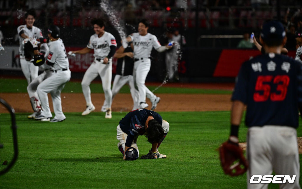 KT가 난타전 끝 롯데를 잡고 5강권에 진입했다. 프로야구 KT 위즈는 3일 수원KT위즈파크에서 열린 2025 신한 SOL뱅크 KBO리그 롯데 자이언츠와의 시즌 마지막 맞대결(16차전)에서 9-8 짜릿한 끝내기승리를 거뒀다. 9회말 1사 만루 롯데 3루수 박찬형이 KT 장진혁 땅볼 때 악송구로 끝내기 주자의 득점을 내준 뒤 아쉬워하고 있다. 2025.09.03 /cej@osen.co.kr