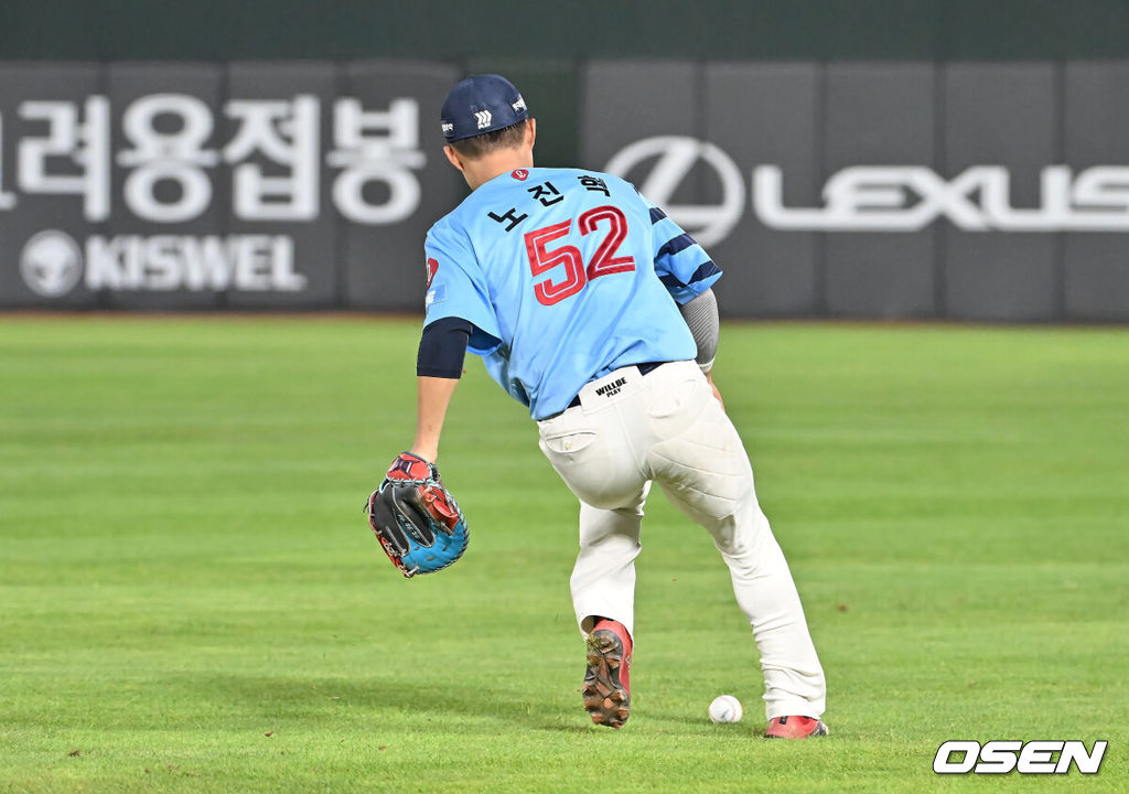 15일 부산 사직야구장에서 2025 신한 SOL 뱅크 KBO 리그 롯데 자이언츠와 삼성 라이온즈의 경기가 열렸다. 홈팀 롯데는 이민석이, 방문팀 삼성은 가라비토가 선발 출전했다.롯데 자이언츠 노진혁이 6회초 무사 1,2루 삼성 라이온즈 구자욱의 1루 땅볼을 잡지 못하고 있다. 2025.08.15 / foto0307@osen.co.kr