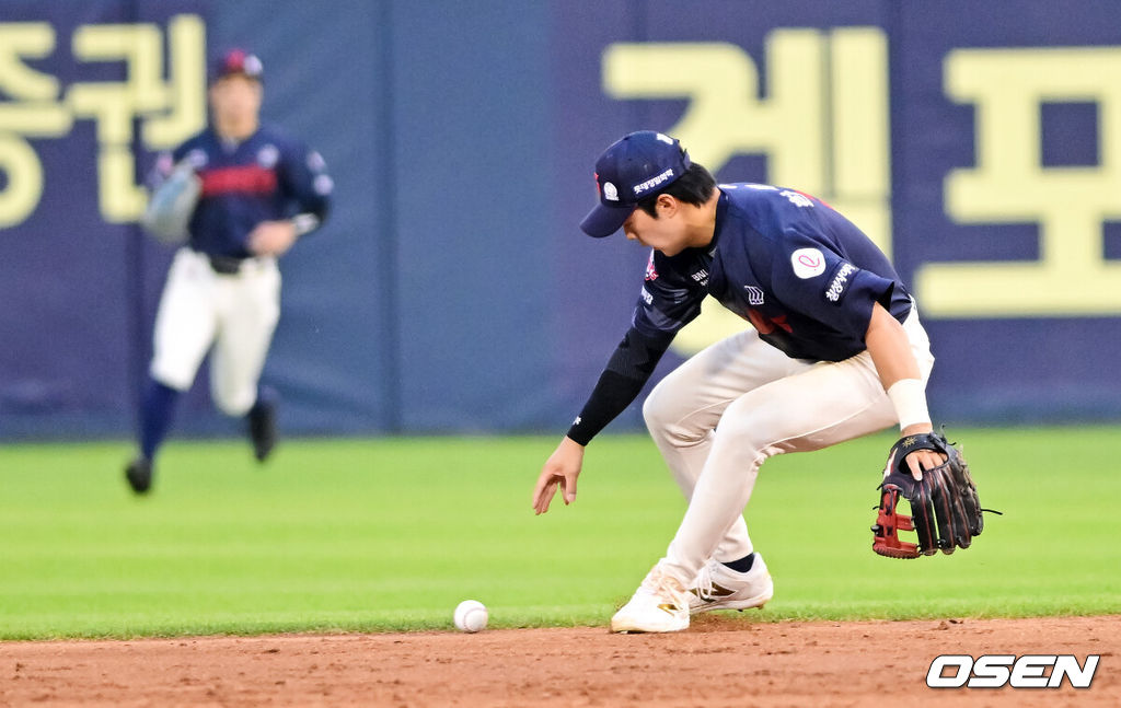 7일 오후 서울 잠실구장에서 ‘2025 신한 SOL BANK KBO리그’ 두산 베어스와 롯데 자이언츠의 경기가 진행됐다.이날 두산은 최승용을 롯데는 이민석을 선발투수로 내세웠다.7회말 2사 두산 김동준의 내야땅볼 타구를 한태양 2루수가 포구 실책하고 있다.  2025.06.07 / soul1014@osen.co.kr