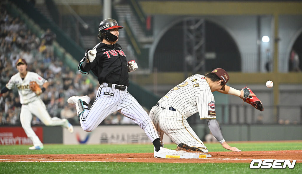 25일 울산 문수야구장에서 2025 신한 SOL 뱅크 KBO 리그 롯데 자이언츠와 LG 트윈스의 경기가 열렸다. 홈팀 롯데는 감보아가, 방문팀 LG는 손주영이 선발로 나섰다.LG 트윈스 신민재가 5회초 1사 만루 유격수 땅볼을 치고 롯데 전민재의 송구 실책으로 1루에서 세이프되고 있다.  2025.09.25 / foto0307@osen.co.kr